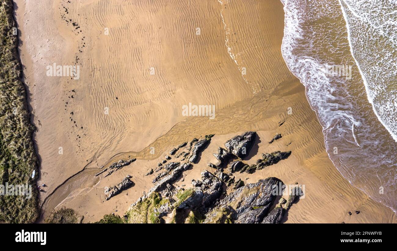 Vue aérienne abstraite de regarder en descendant sur un sable Et plage rocheuse à Culdaff Irlande Banque D'Images