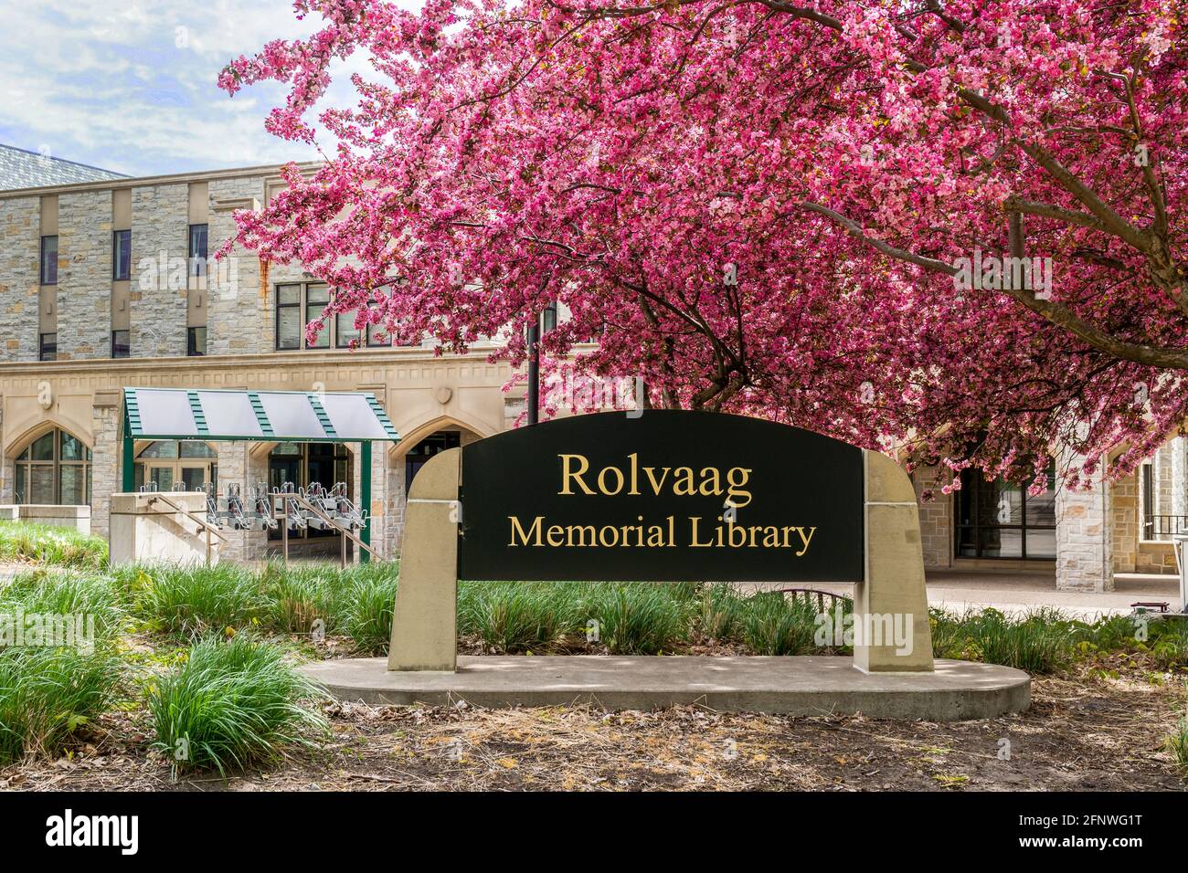 NORTHFIELD, MN, États-Unis - 10 MAI 2021 - Bibliothèque Karl Rolvaag sur le campus de St. OLAF College. Banque D'Images