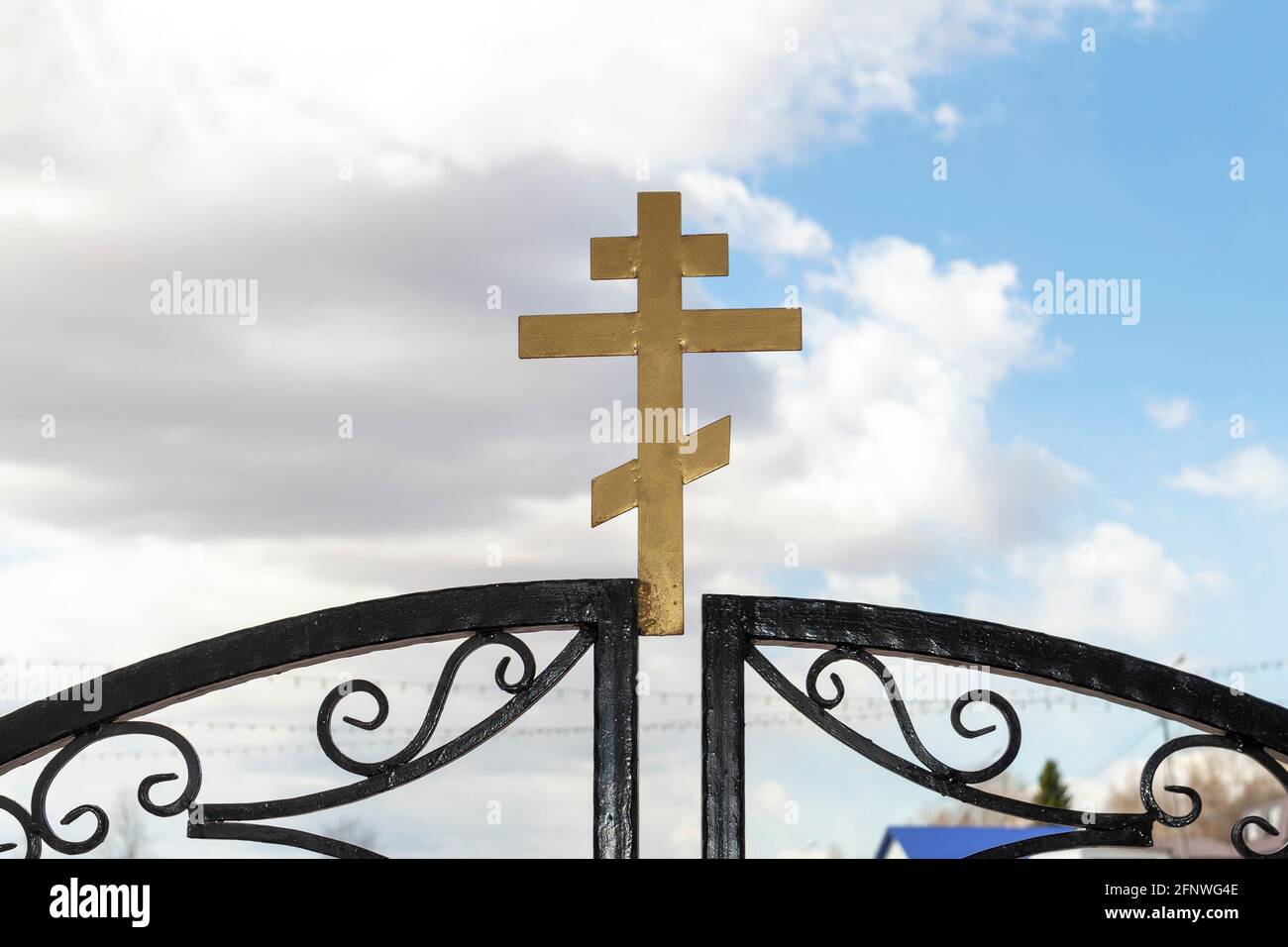 La croix est religieuse aux portes de l'Église orthodoxe. Extérieur, vue de face aganist nuages ciel. Banque D'Images