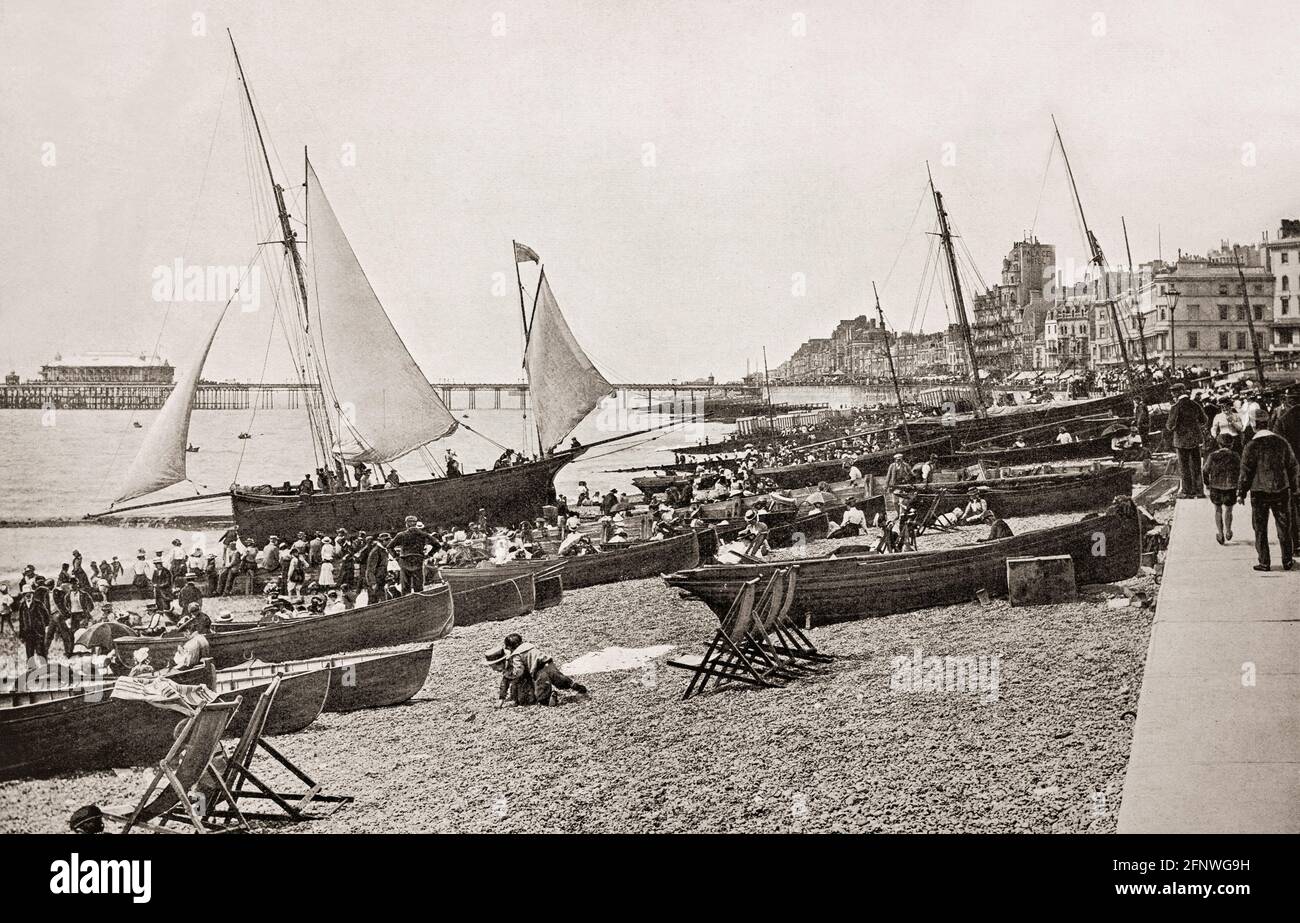 Une vue du XIXe siècle sur le front de mer avec des yachts à Hastings, une ville de East Sussex sur la côte sud de l'Angleterre. Après les guerres napoléoniennes, la ville est devenue l'une des stations les plus à la mode en Grande-Bretagne, grâce aux propriétés dites santé-donnant de l'eau de mer, ainsi que les sources locales et les bains romains. Comme de nombreuses villes côtières, la population de Hastings a augmenté de façon significative en raison de la construction de liaisons ferroviaires et de la croissance à la mode des vacances en bord de mer pendant l'ère victorienne. Banque D'Images