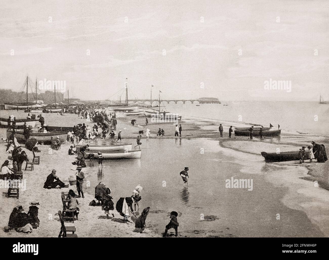 Vue de la fin du XIXe siècle sur la plage de Great Yarmouth, appelée Yarmouth, ville balnéaire de Norfolk, en Angleterre. C'est une station balnéaire depuis 1760, offrant également une porte d'entrée entre les Norfolk Broads et la mer du Nord ainsi qu'un port de pêche de longue date. En tant que centre touristique, Yarmouth a pris de l'importance lorsqu'un chemin de fer construit en 1844 a permis aux visiteurs d'accéder plus facilement et moins cher et a déclenché un afflux de colons. Banque D'Images
