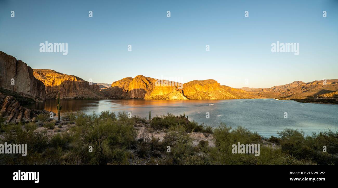 Canyon Lake en Arizona en début de soirée pendant printemps Banque D'Images