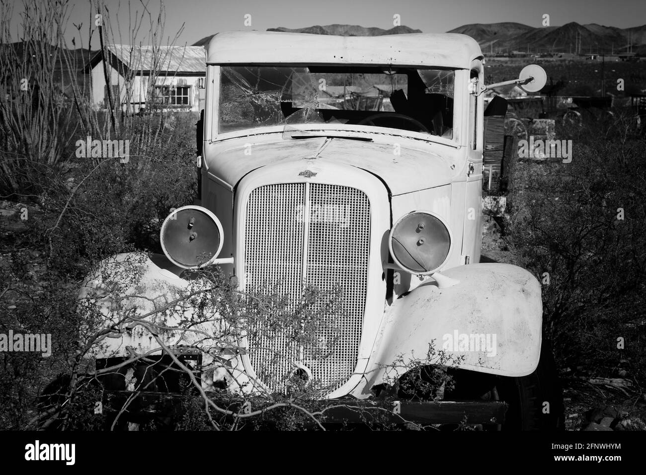 Un camion d'époque abandonné sur le côté de la route. Banque D'Images