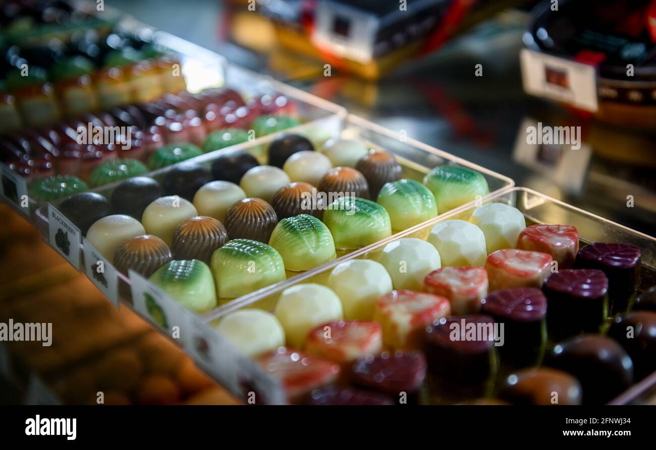 Mélange de chocolat au snack avec éclairage tamisé intérieur. Banque D'Images