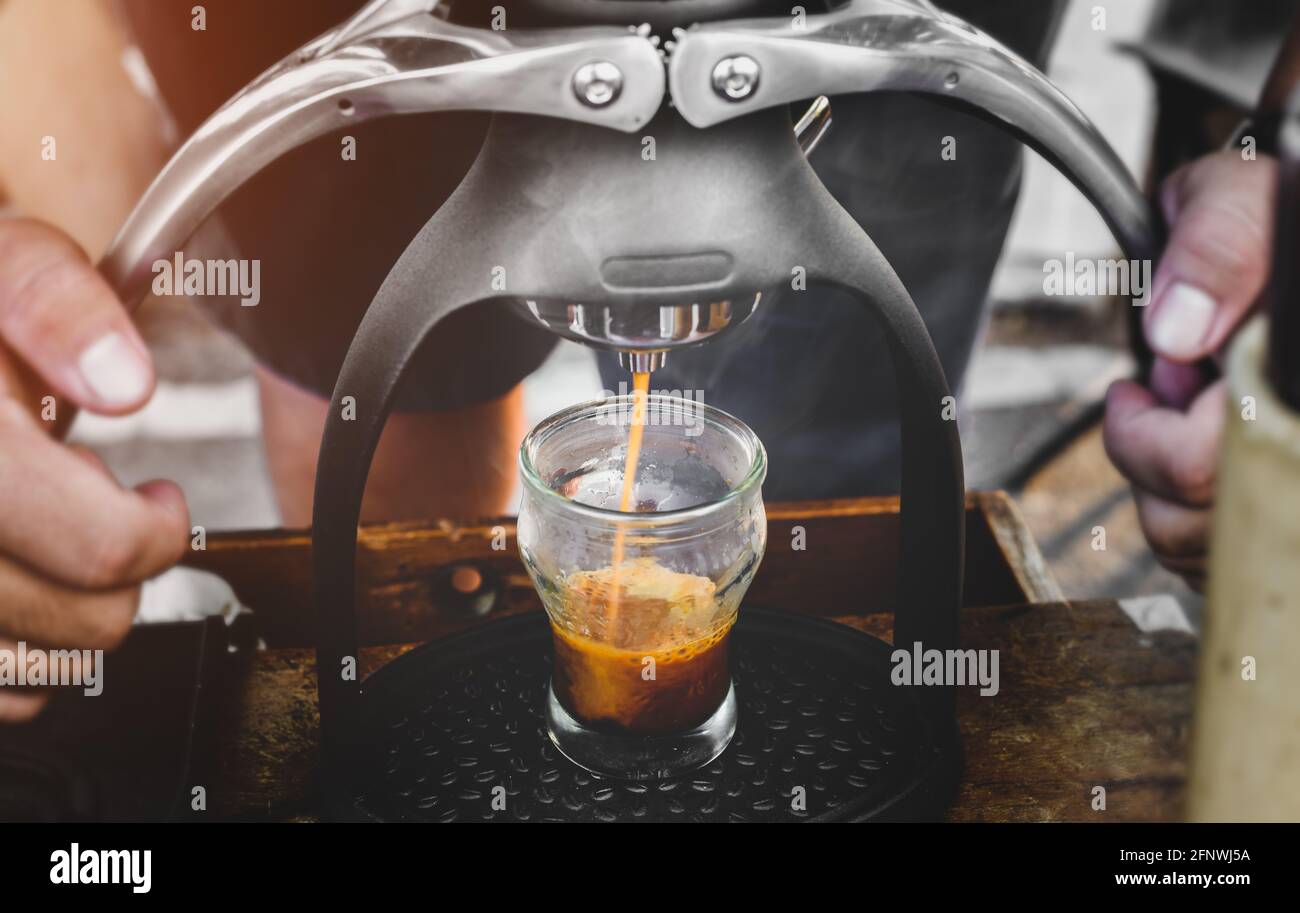 Machine à café Rok artisanale espresso shot avec éclairage extérieur Photo  Stock - Alamy