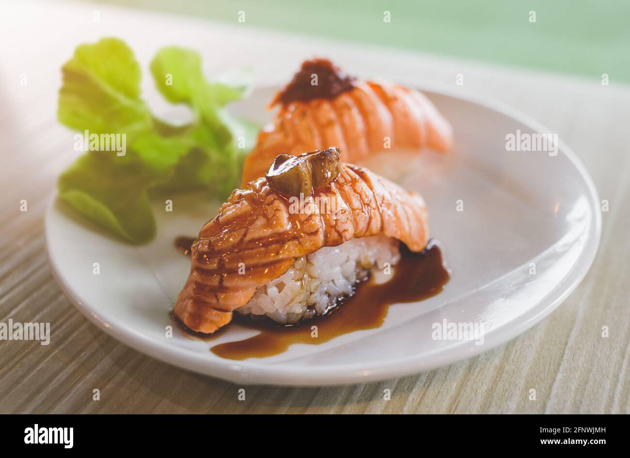Dessus de barbecue à sushi au saumon avec foie gras et éclairage intérieur  doux et chaleureux Photo Stock - Alamy