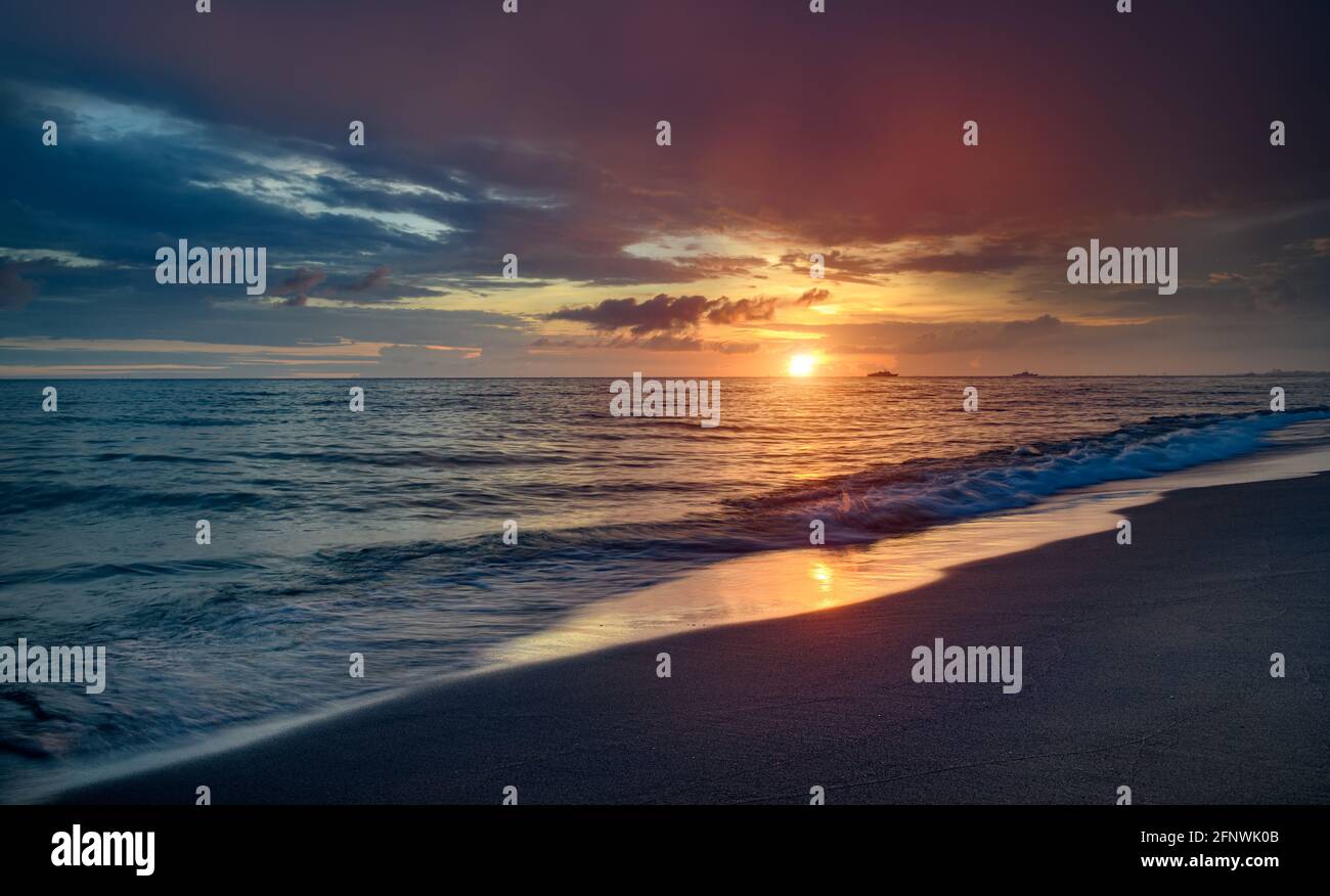 Coucher de soleil sur la plage avec faible éclairage sombre ombre. Banque D'Images