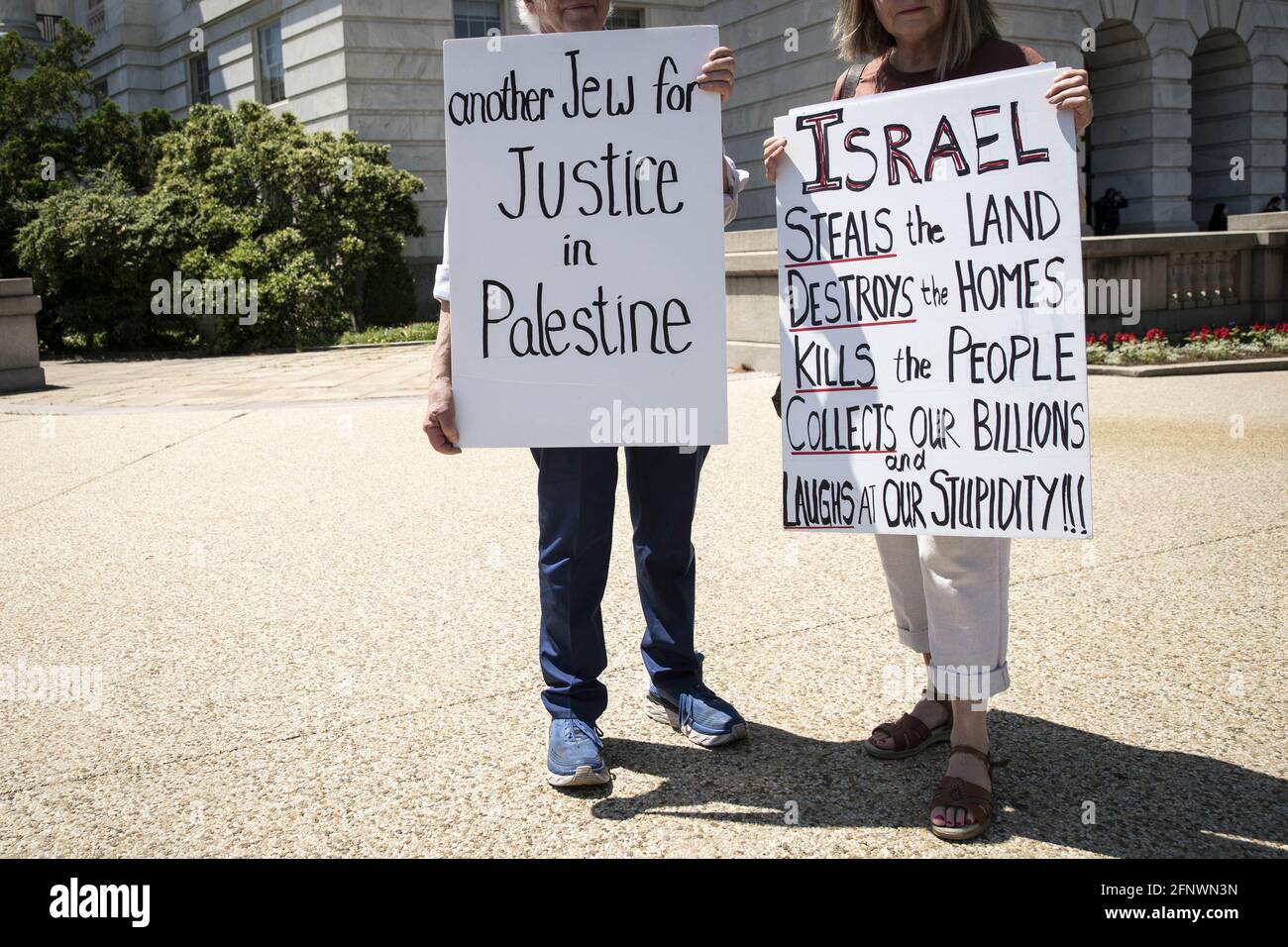 Washington, États-Unis. 19 mai 2021. David Sperber et Carla Fox-Sperber ont des signes en faveur de la Palestine pour leur troisième journée de protestation devant le bâtiment de la Maison de Longworth lors du conflit en cours entre Israël et la Palestine à Washington, DC, le mercredi 19 mai 2021. Les Sperbers ont voyagé de Rochester, New York pour protester sur Capitol Hill. Photo de Sarah Silbiger/UPI crédit: UPI/Alay Live News Banque D'Images