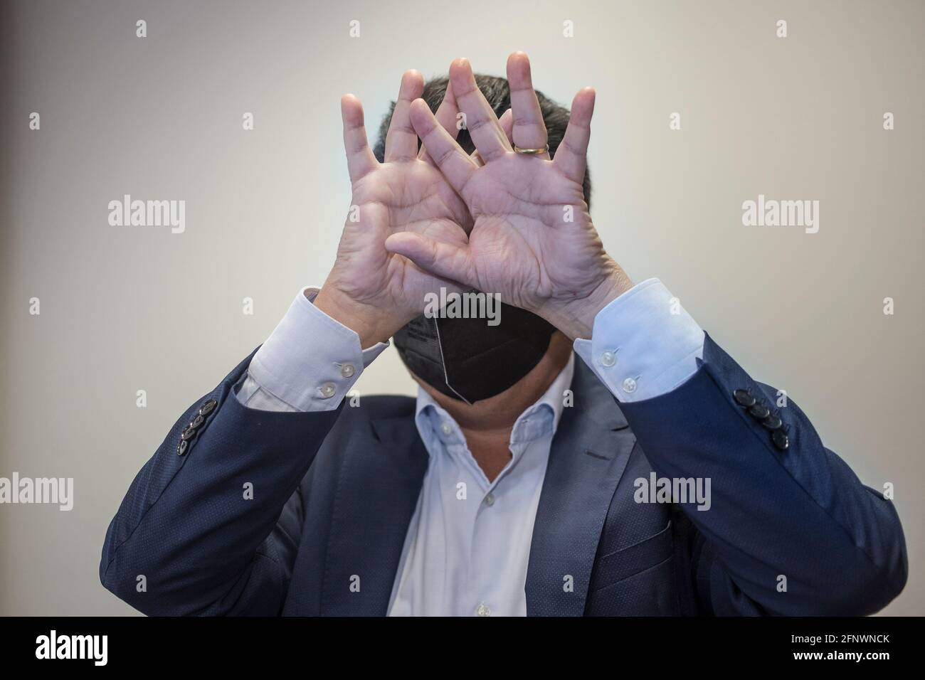 Berlin, Allemagne. 19 mai 2021. Jürgen Dusel, commissaire du gouvernement fédéral pour les handicapés, siège dans son bureau. À l'approche d'un grand congrès sur l'accessibilité numérique (18 mai), Jürgen Dusel montre comment il se déplace lui-même sur le Web. Il a été gravement malvoyants depuis la naissance. Crédit : Nina Hansch/dpa/Alay Live News Banque D'Images