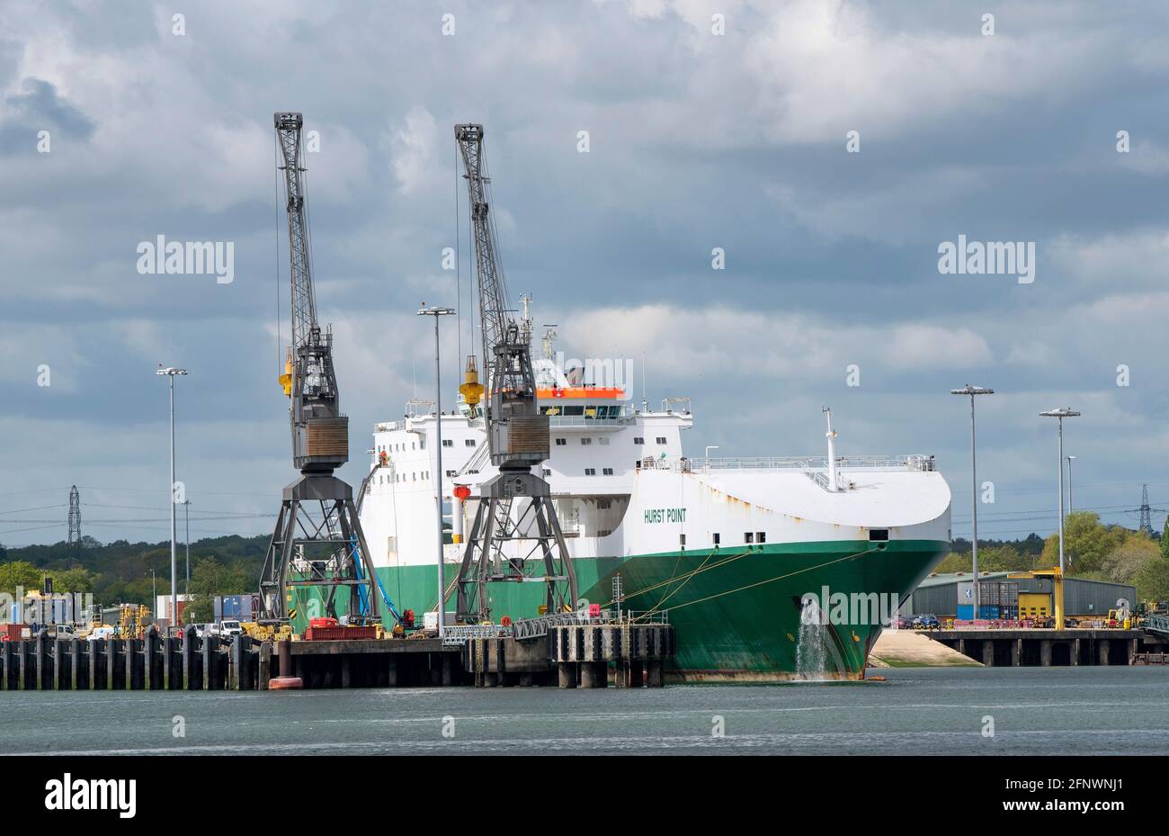 Marchwood, Southampton, Angleterre, Royaume-Uni. 2021. Deux grues se promènent au-dessus de la pointe Roro Hurst un navire de ravitaillement militaire à Marchwood, Southampton Water, Engla Banque D'Images