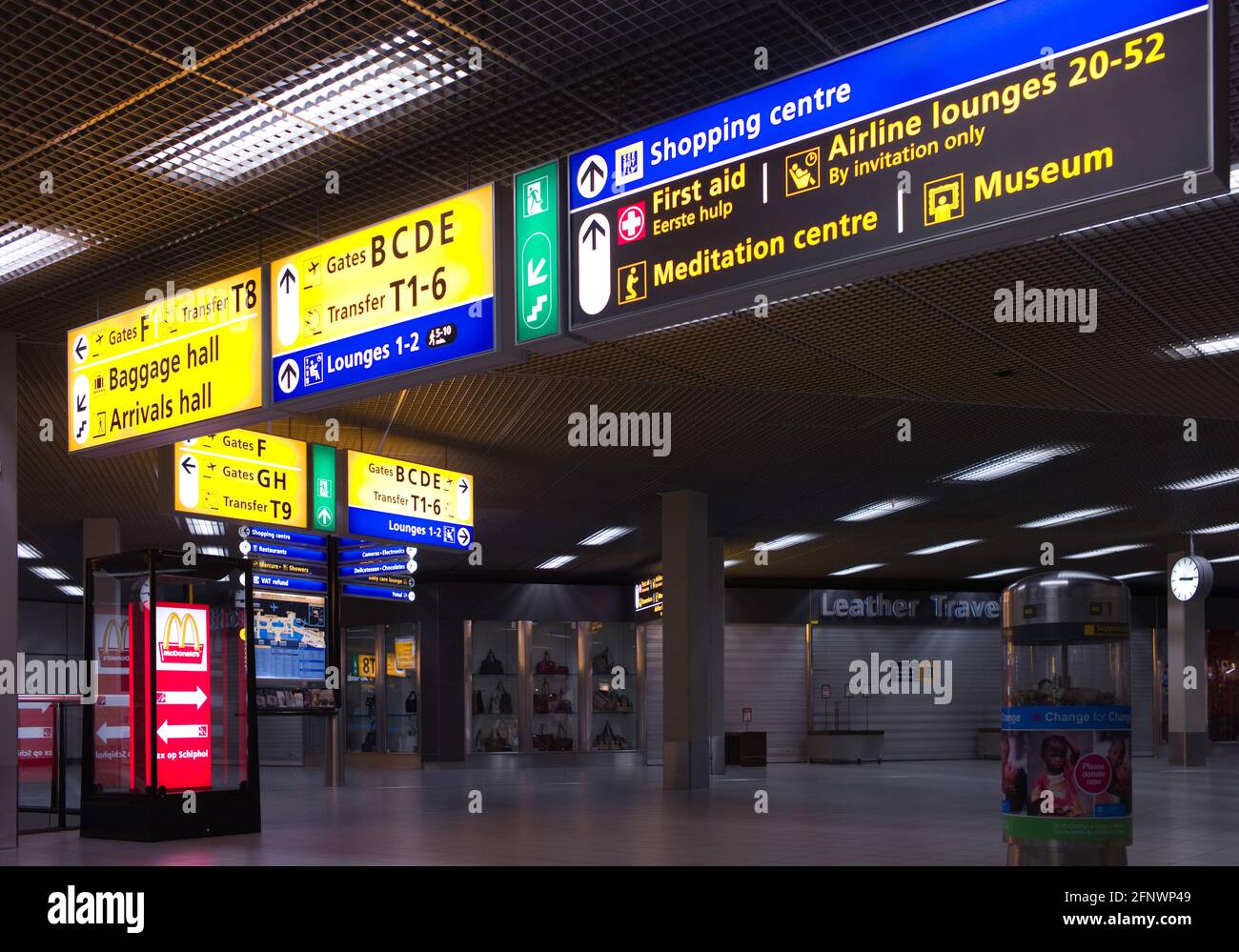 Panneaux d'information et panneaux dans le hall de l'aéroport international de Schiphol à Amsterdam. Indications pour se rendre aux portails, aux halls de bagages et aux arrivées Banque D'Images