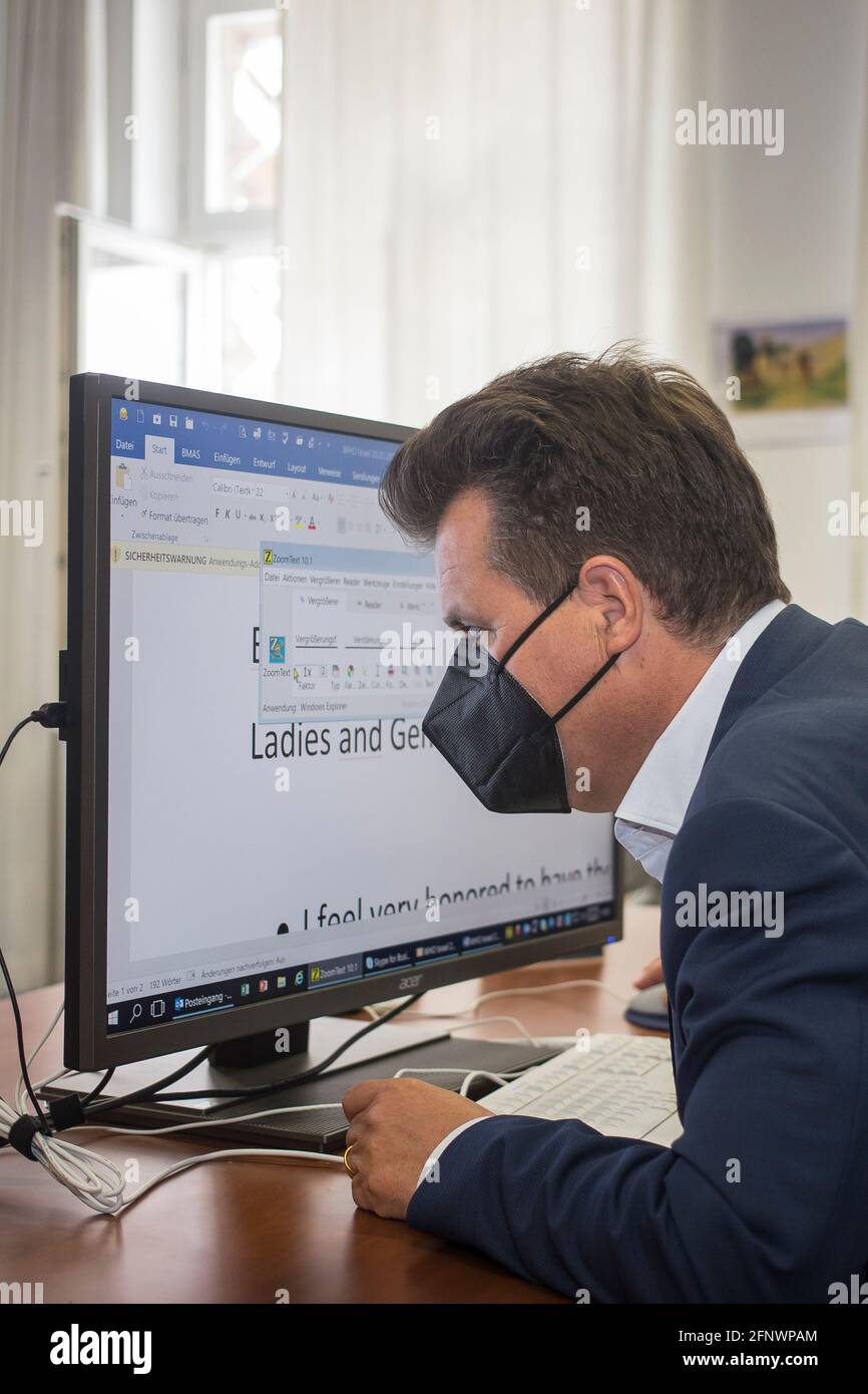 Berlin, Allemagne. 19 mai 2021. Jürgen Dusel, le Commissaire du Gouvernement fédéral pour les handicapés, est assis à son ordinateur dans son bureau. Il ouvre le programme Zoom Text sur son écran. À l'approche d'un grand congrès sur l'accessibilité numérique (20 mai), Jürgen Dusel montre comment il navigue lui-même sur le Web. Il a été gravement malvoyants depuis la naissance. Crédit : Nina Hansch/dpa/Alay Live News Banque D'Images