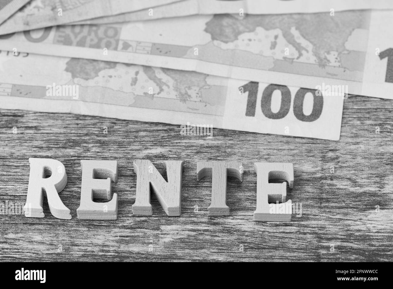 les lettres en bois avec le mot allemand 'rente' qui signifie en anglais: Pension, ci-dessus sont des billets en euros Banque D'Images
