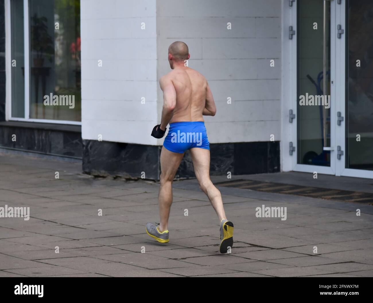 Homme âgé en short court court courant à travers le pays dans la ville par  temps froid Photo Stock - Alamy