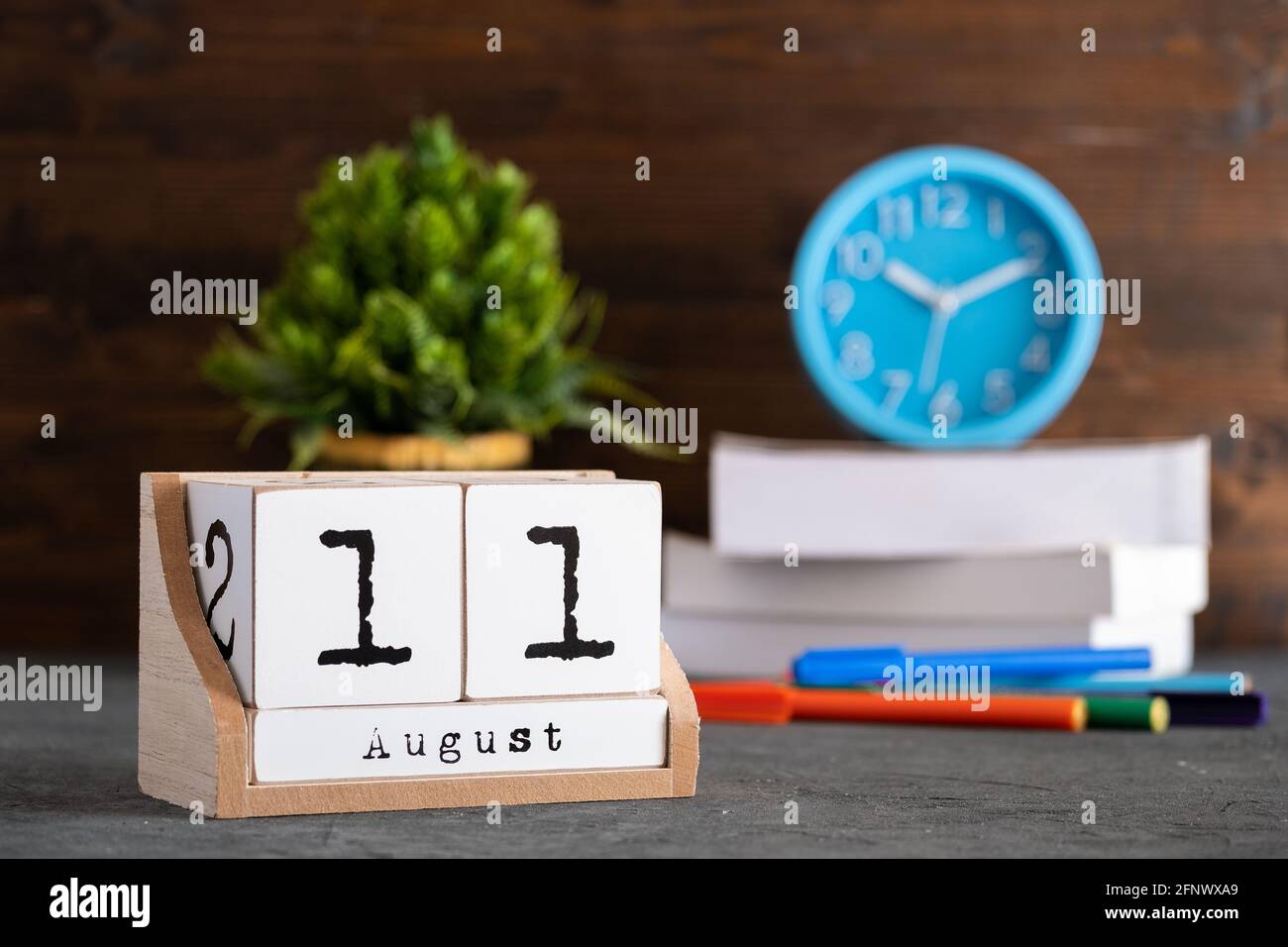 23 août. Août 23 calendrier cube en bois avec des objets flous sur fond. Banque D'Images
