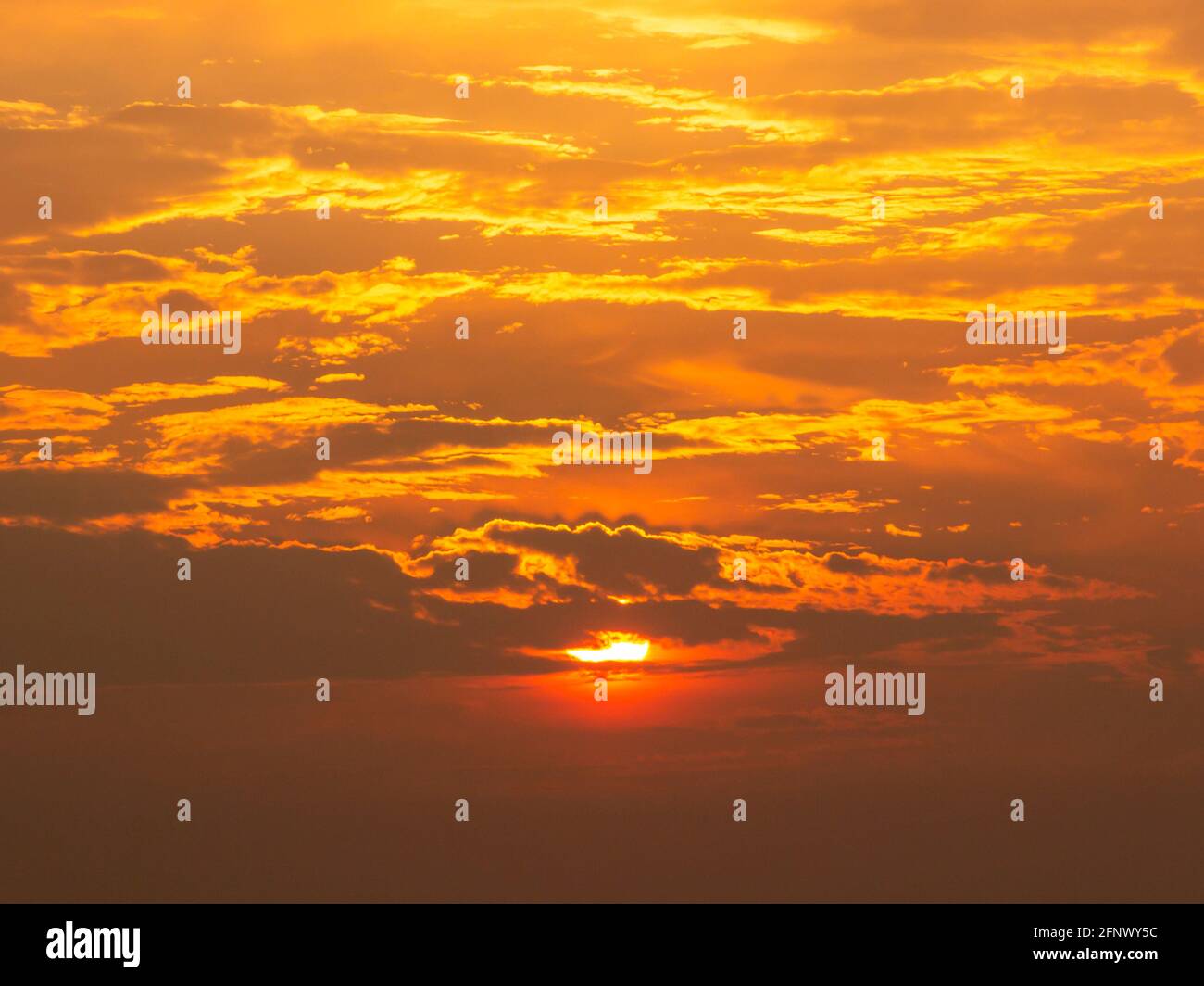 Coucher de soleil à Hong Kong avec nuages en feu. Banque D'Images