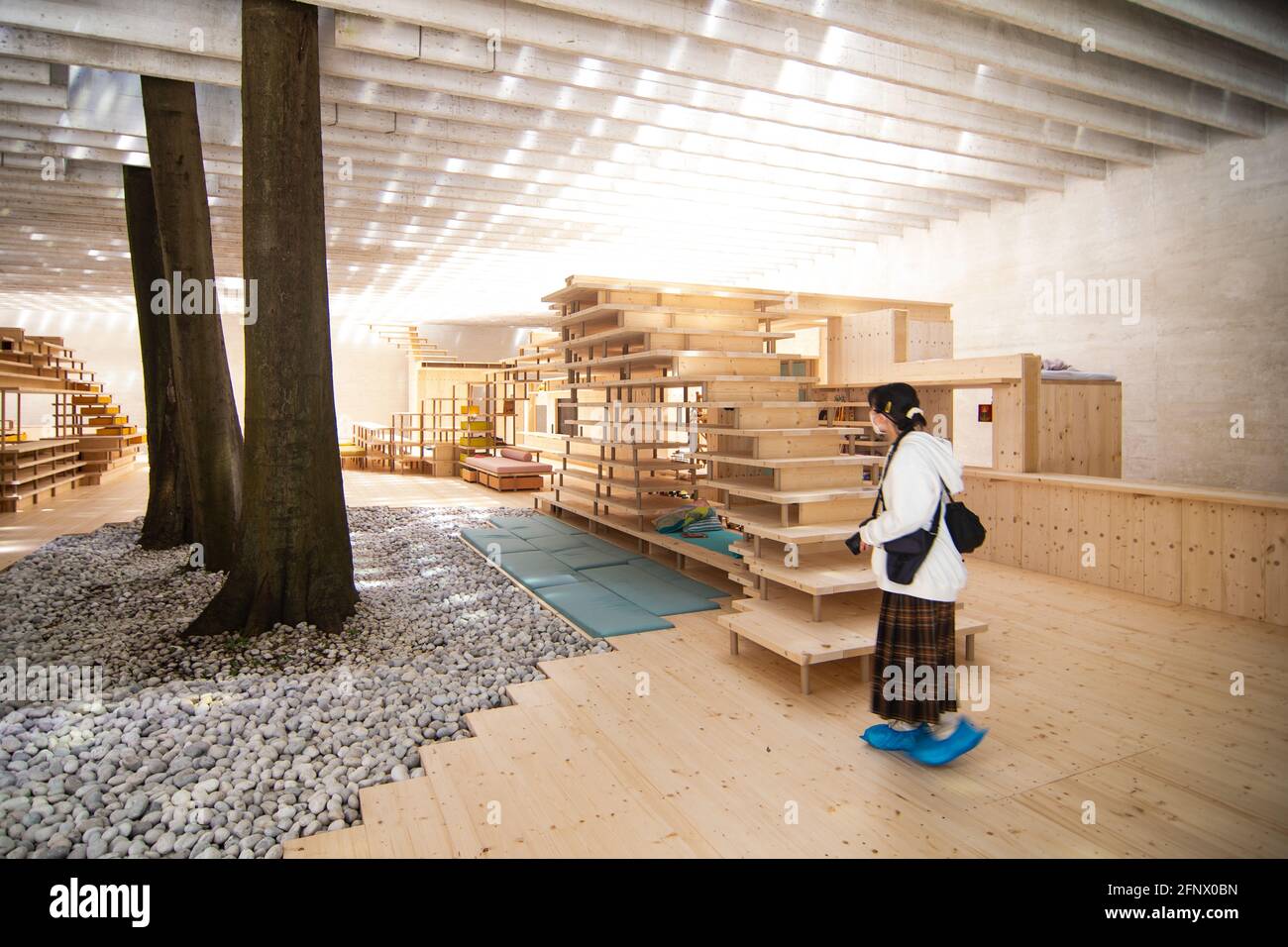 Venise, Italie. 19 mai 2021. Les visiteurs apprécient le pavillon norvégien de la Biennale de Venise 2021 Architecture « Comment vivrons-nous ensemble ? » Lors de l'aperçu de la presse le 19 mai à Venise, Italie. L'architecture de la Biennale de Venise sera ouverte au public du 22 mai au 21 novembre, après la pandémie de Coivd-19 . © Simone Padovani / Alamy Live News Banque D'Images