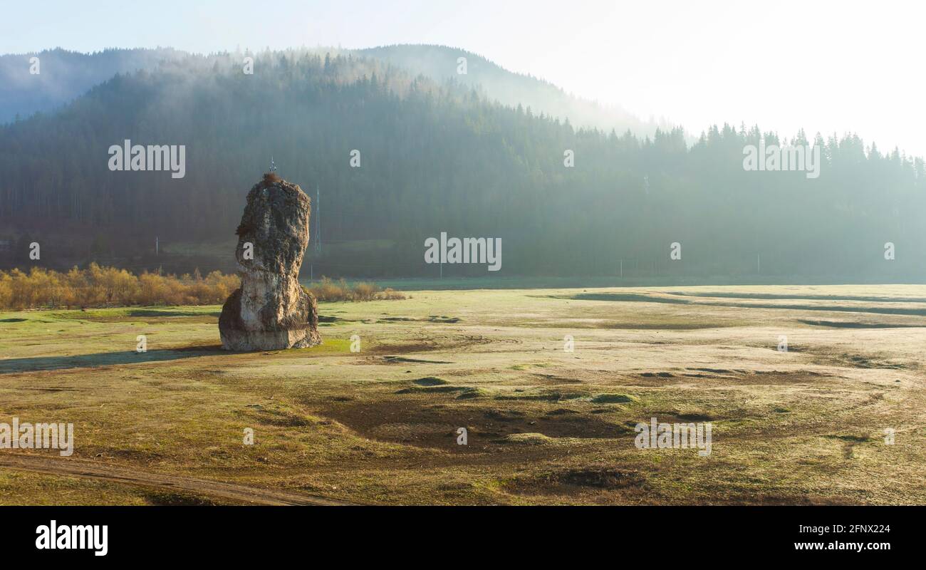 roche solitaire dans le paysage du matin. Poiana Teiului, Roumanie Banque D'Images