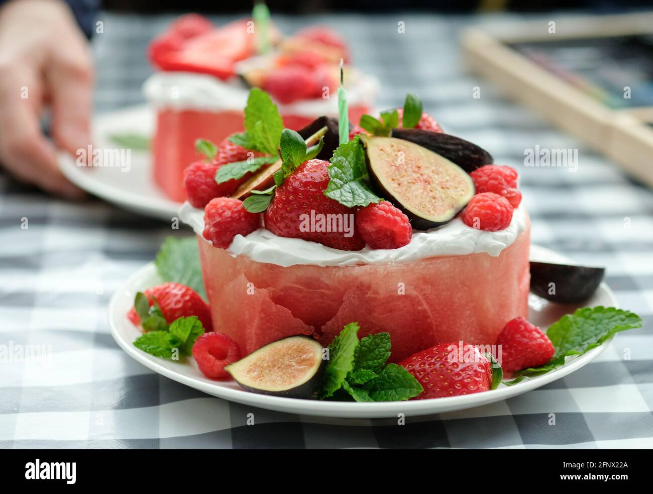Un Gateau D Anniversaire Inhabituel Aux Fraises Et Pasteques Decore De Figues De Framboises Et D Une Seule Bougie Photo Stock Alamy