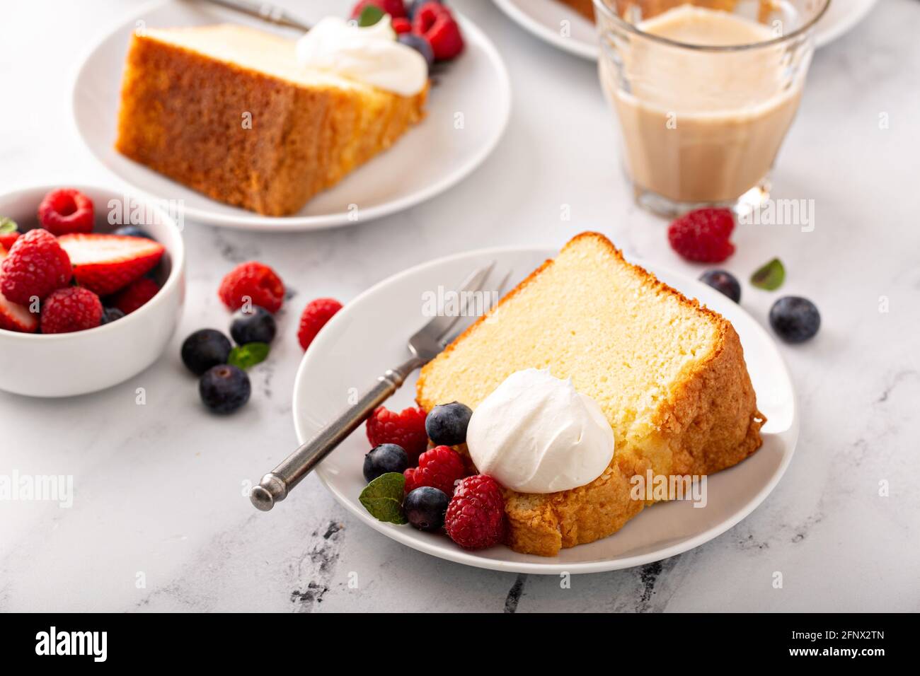 Gâteau traditionnel à la vanille cuit dans une poêle à pain Banque D'Images