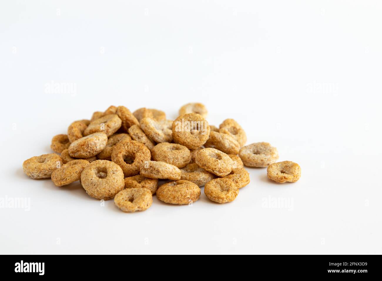 tas de céréales cheerios isolé sur fond blanc, délicieux et utile anneaux céréales petit déjeuner, vue latérale Banque D'Images