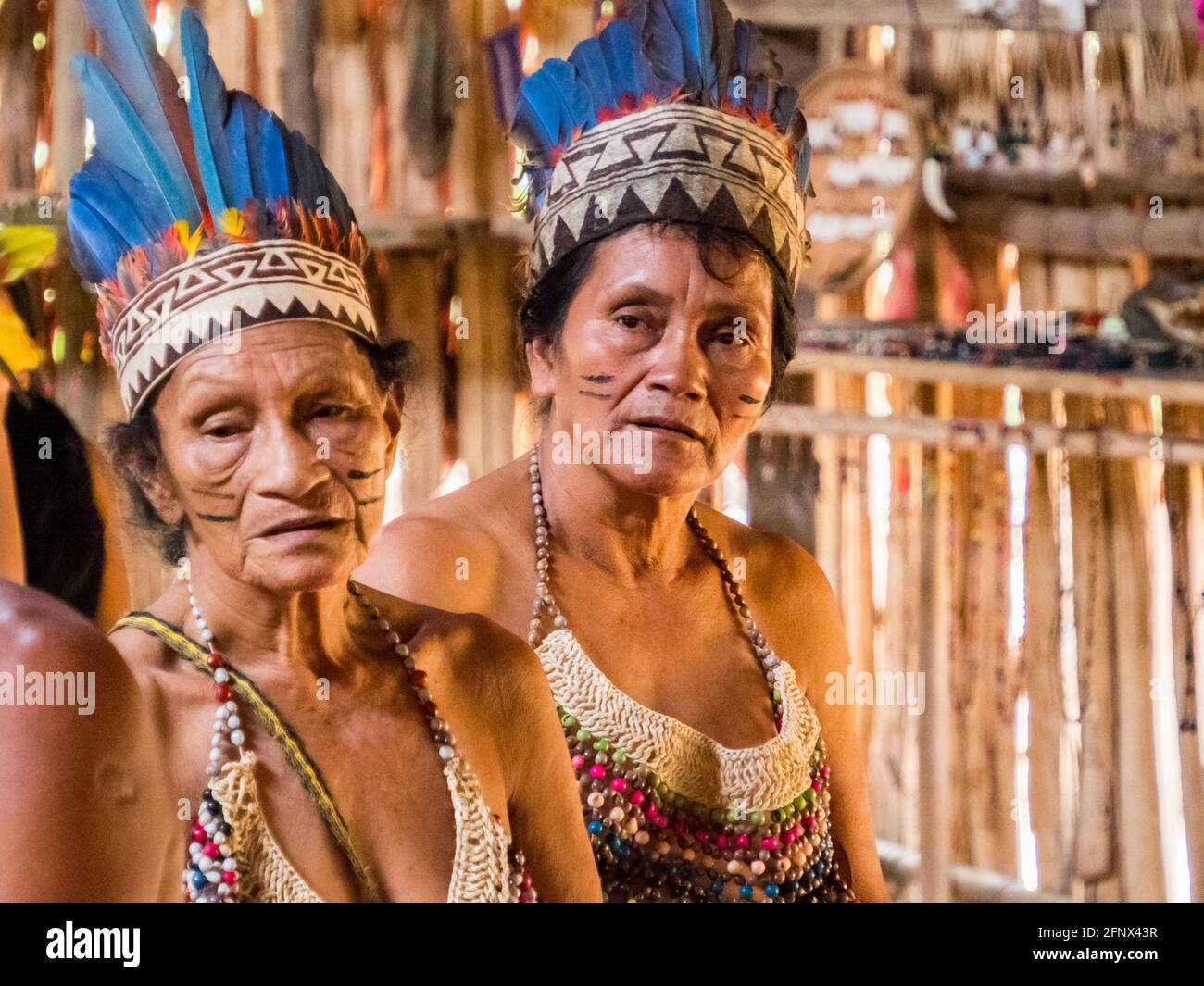 Iquitos, Pérou - décembre 11 2019 : Indien de la tribu Bora dans son costume local. Amazonie. Amérique latine. Bassin de l'Amazone. Banque D'Images