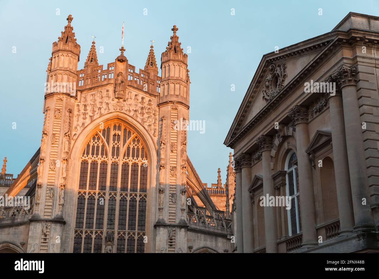 Façade principale de l'abbaye Église Saint-Pierre et Saint-Paul, communément connue sous le nom d'abbaye de Bath. Bath, Somerset, Royaume-Uni Banque D'Images