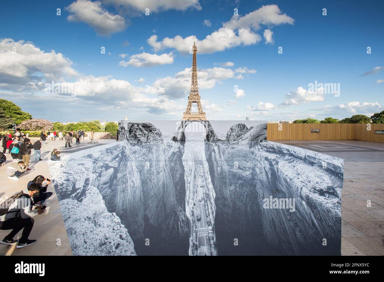 Tour Eiffel illusion optique œuvres de l'artiste et photographe français Jean  Rene aka Jr à l'Esplanade des droits de l'homme au Trocadéro le 19 mai 2021  à Paris, France. Photo de Nasser