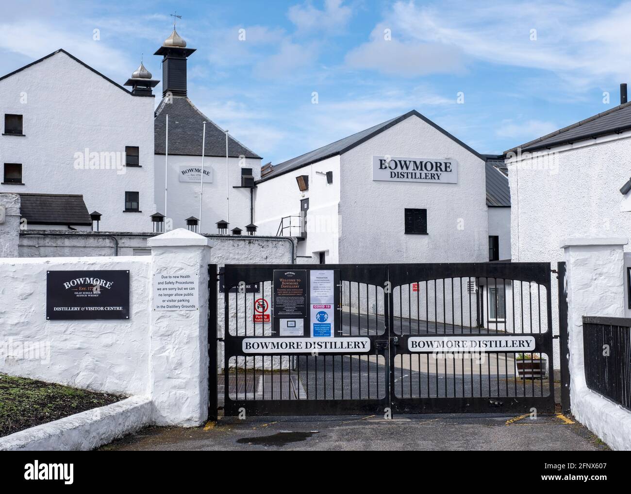 Bowmore Distillery, dans le centre-ville de Bowmore, Islay, Inner Hebrides, Écosse. Banque D'Images