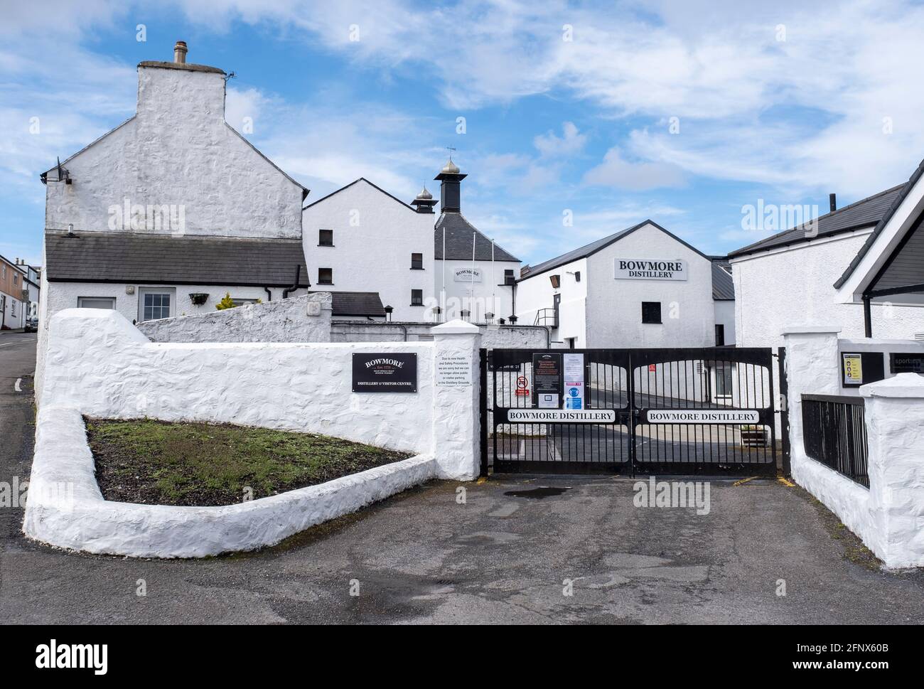 Bowmore Distillery, dans le centre-ville de Bowmore, Islay, Inner Hebrides, Écosse. Banque D'Images