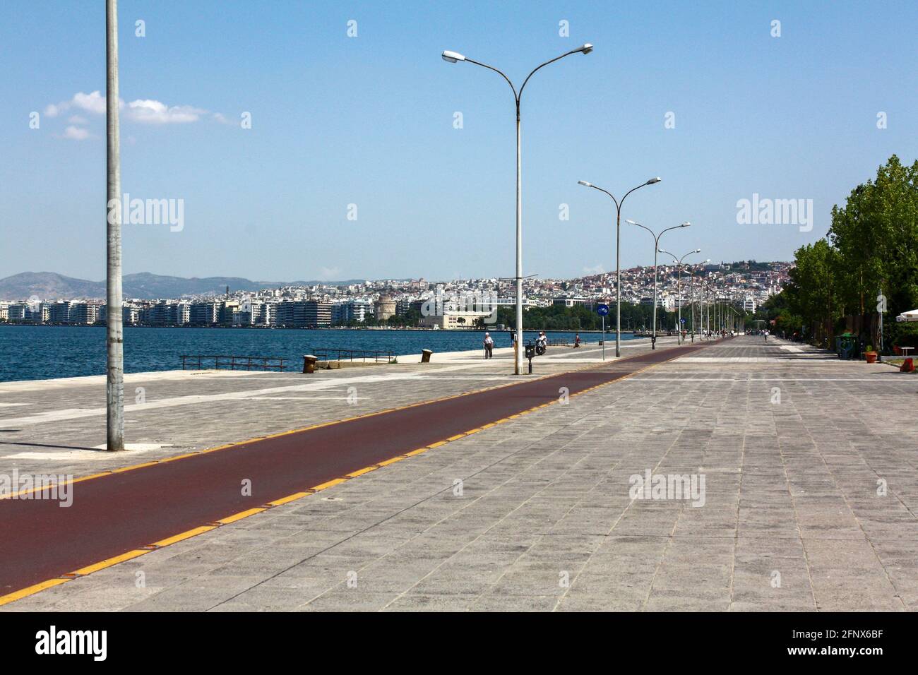 Bord de mer avec piste cyclable à Thessalonique, Grèce. Banque D'Images