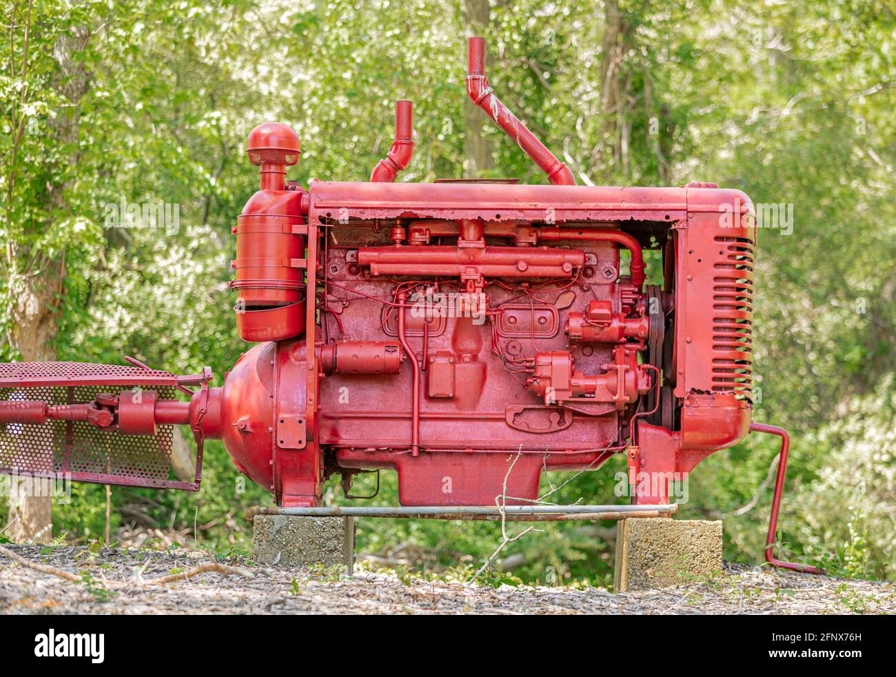 un moteur de tracteur agricole rouge vif Banque D'Images