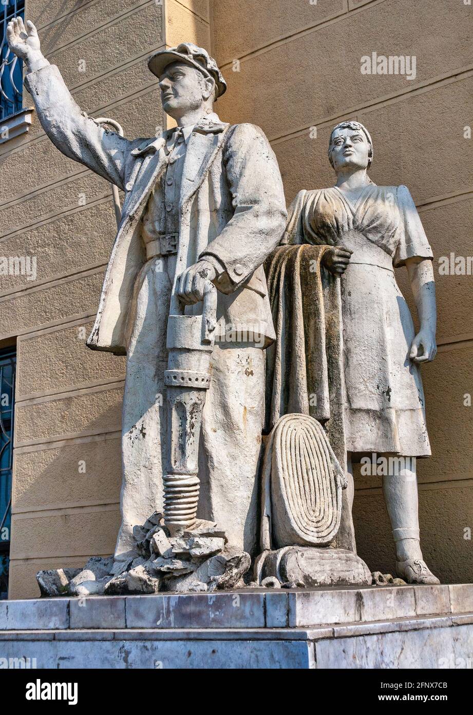 L'ancienne statue soviétique de la femme et de la travailleuse. Sculptures du prolétariat près de l'entrée de la gare de Mukachevo, Ukraine. Banque D'Images