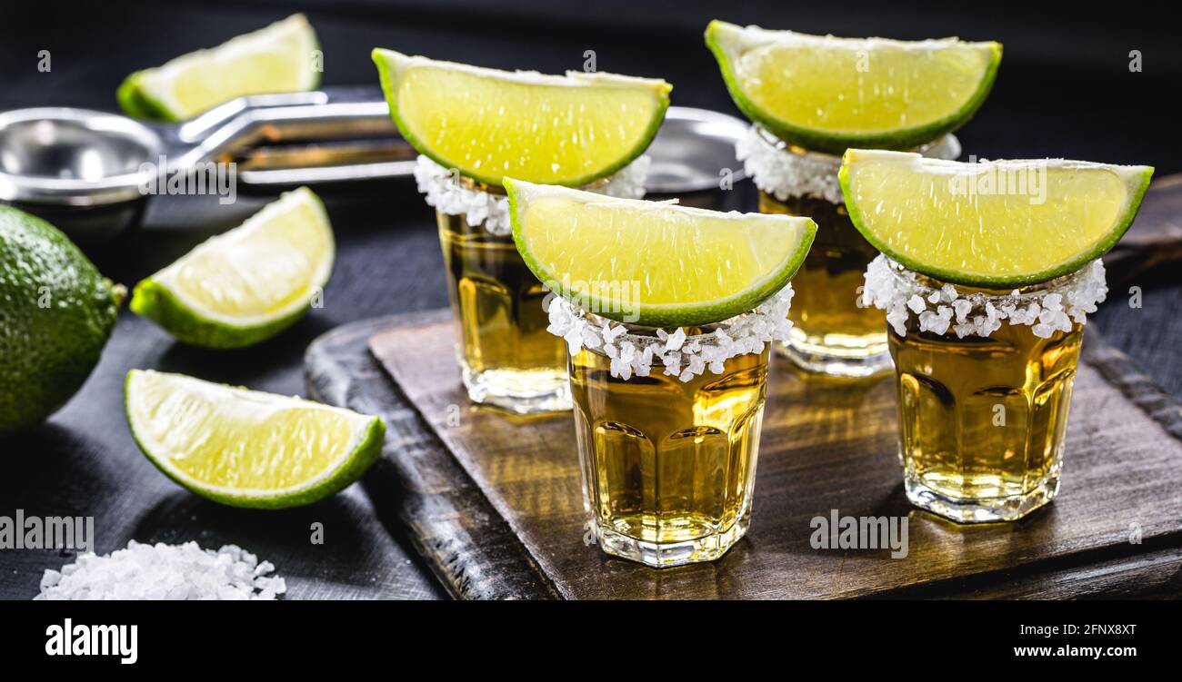 verres de tequila sur la table du bar, servis avec du sel et du citron Banque D'Images