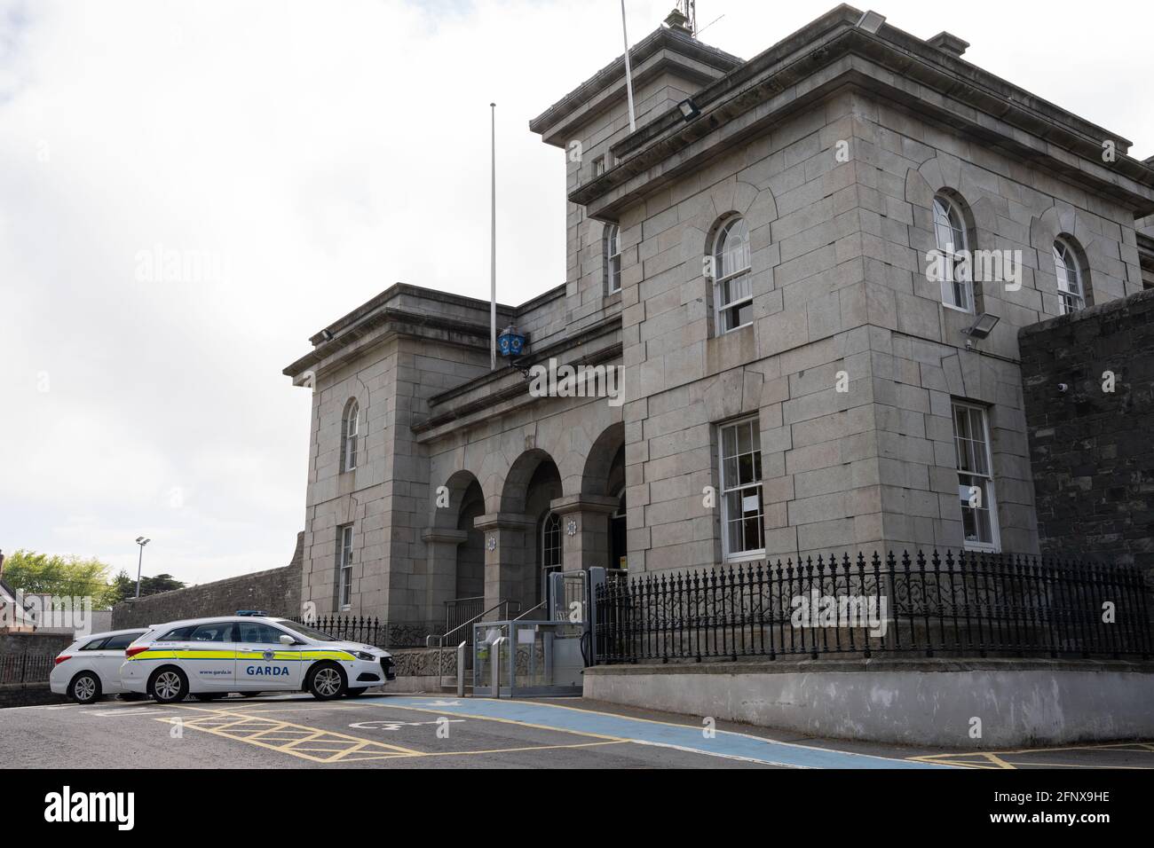 Dundalk, Comté de Louth, Irlande, 14 mai 2021. Vue frontale de la gare de Dundalk Garda Banque D'Images