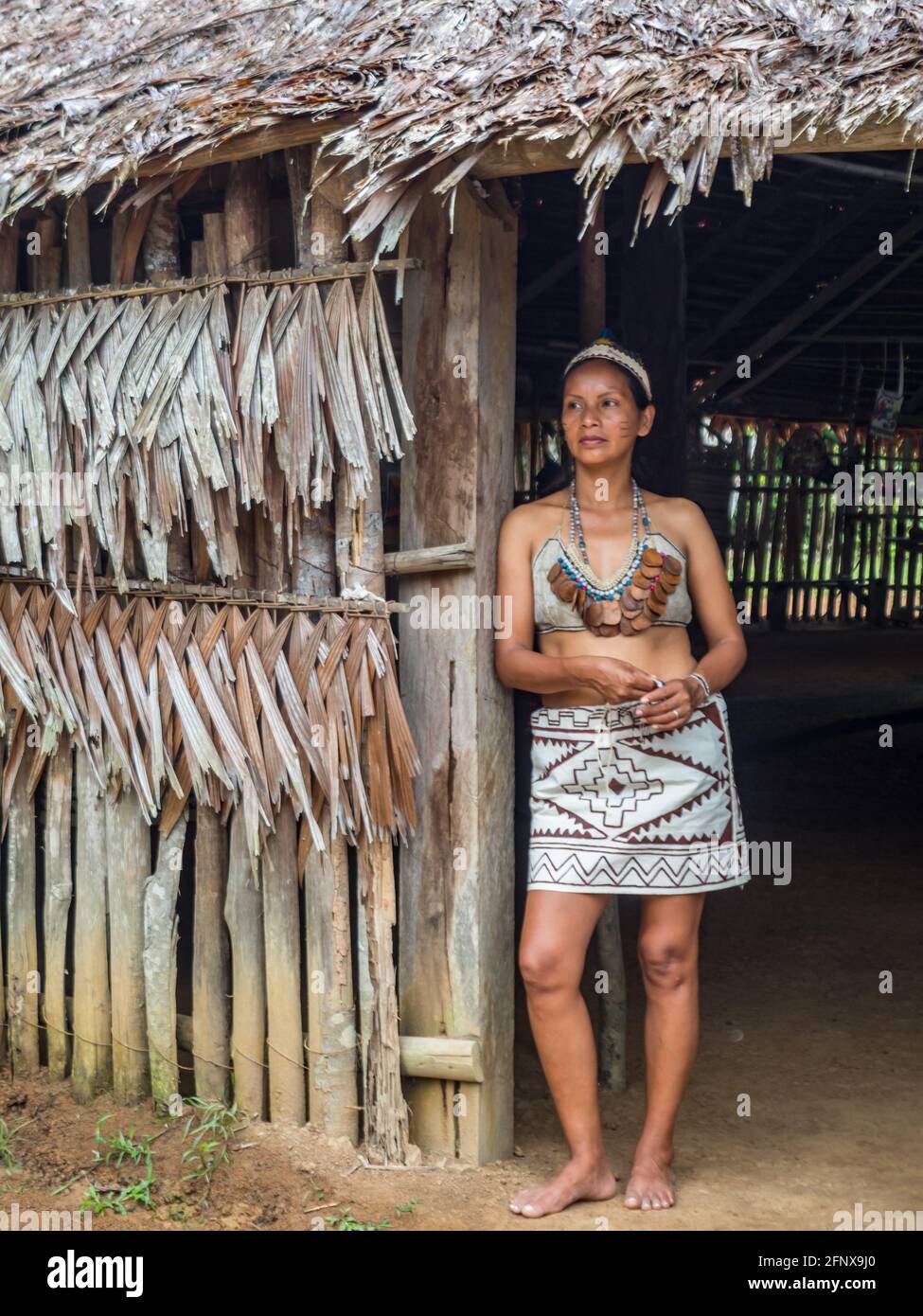 Iquitos, Pérou- décembre 11 2019: Jeune femme de la tribu Bora dans son  costume local. Amazonie. Amérique latine. Bassin de l'Amazone Photo Stock -  Alamy