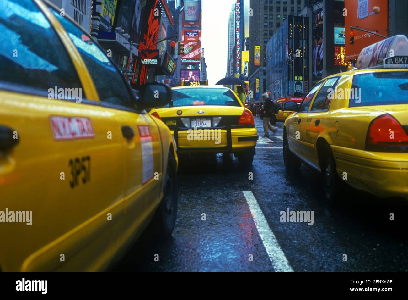 2005 TAXIS JAUNES HISTORIQUES (©FORD MOTOR CO 2000) TIMES SQUARE MIDTOWN MANHATTAN NEW YORK CITY USA Banque D'Images