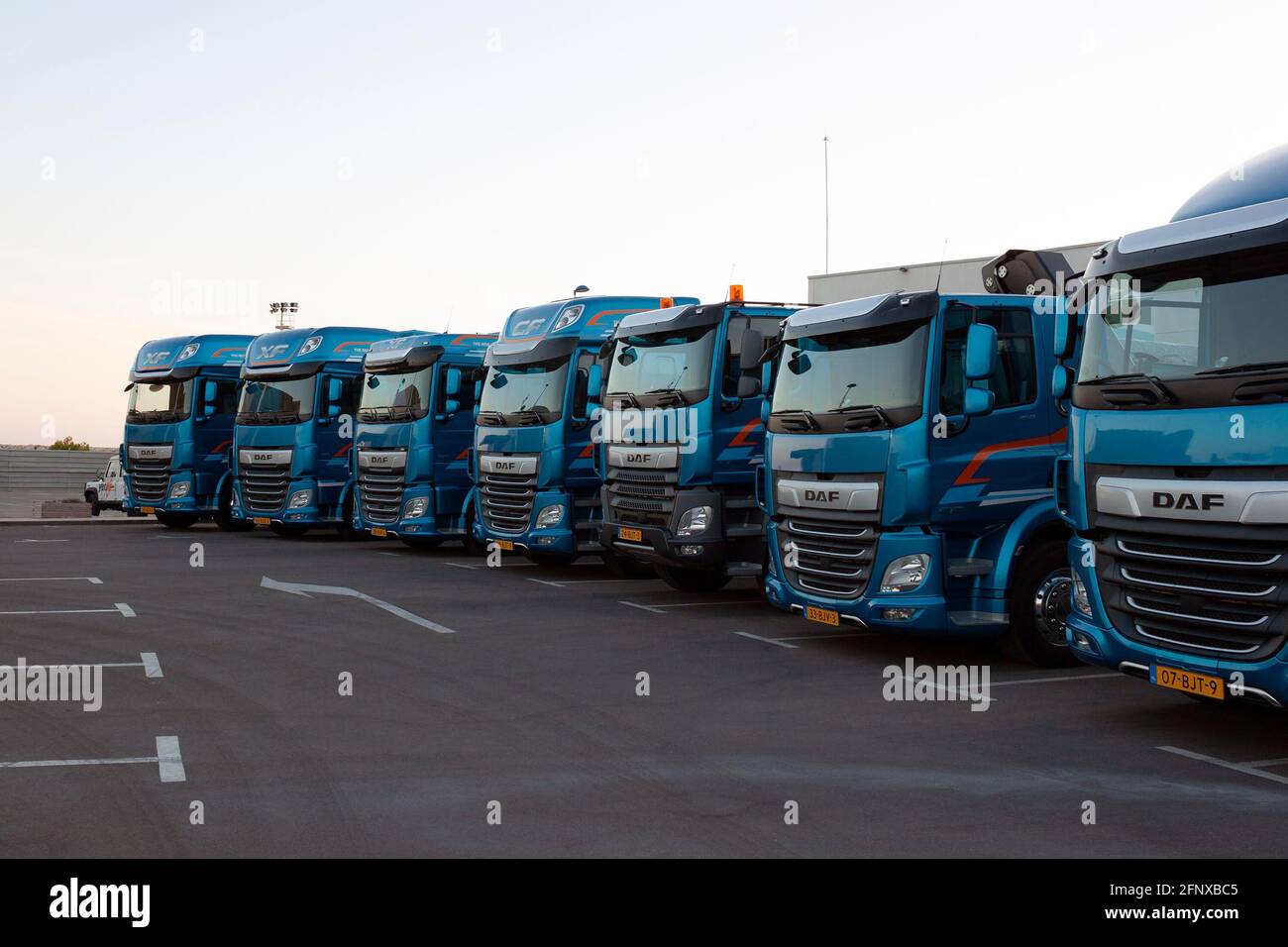 Vilanova i la Geltru, Espagne - 28 septembre 2017 : camions DAF XF et CF de suite Banque D'Images Vilanova i la Geltru, Espagne - 28 septembre 2017 : camions DAF XF et CF de suite Banque D'Images