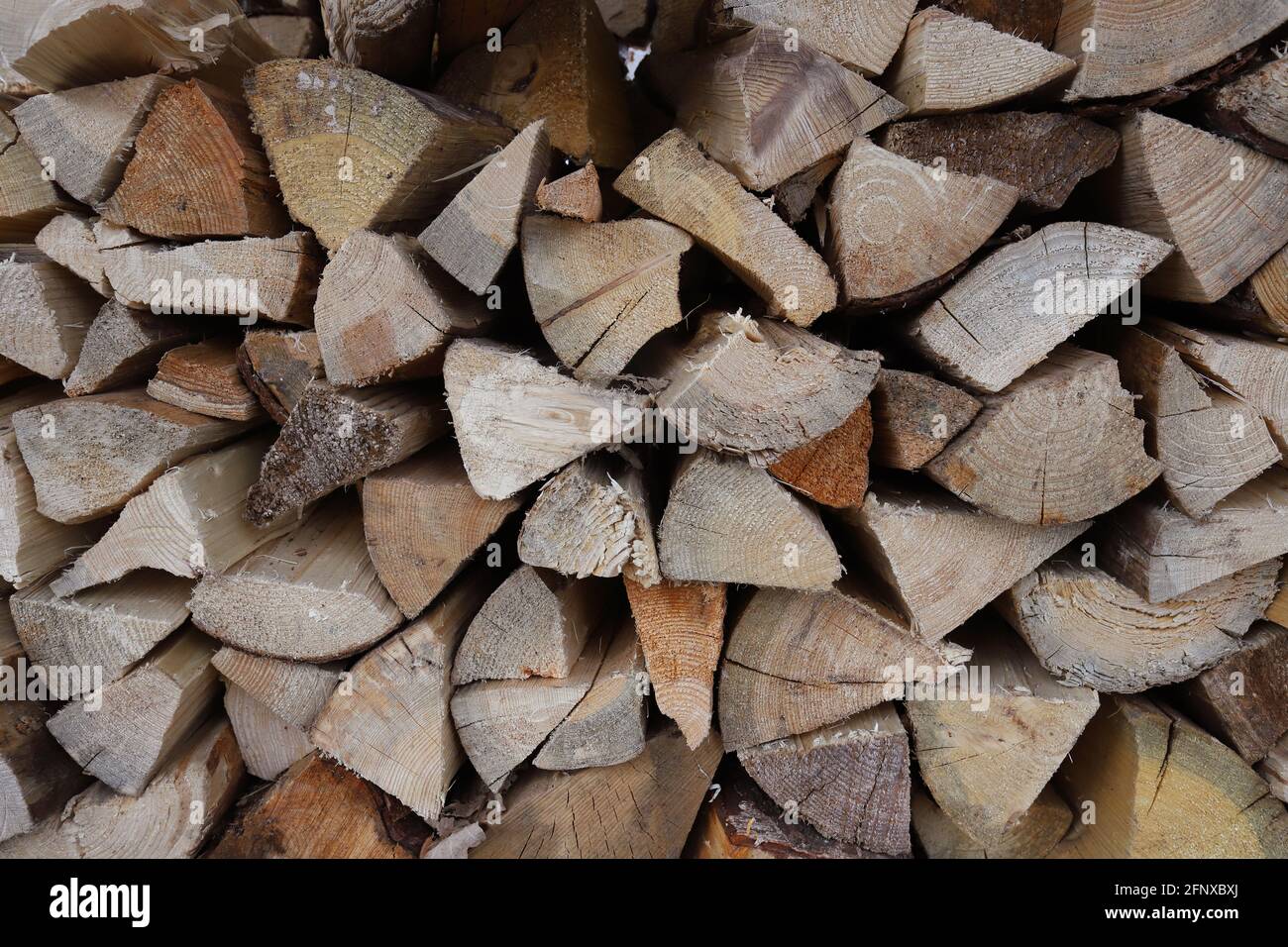 Vue rapprochée d'une pile de bois de chauffage prêt à l'emploi image plein format. Banque D'Images
