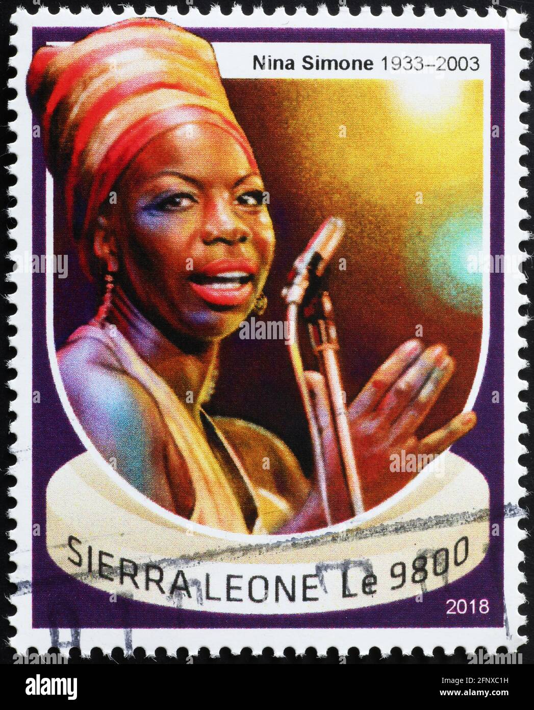 Nina Simone chante en concert sur timbre-poste Banque D'Images