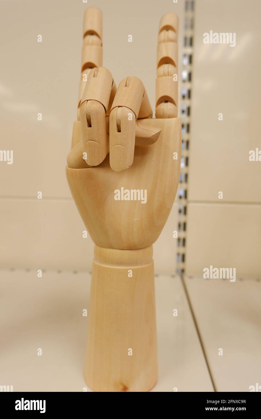 La main en bois montre le signe de la roche dure. Sous-culture. Banque D'Images
