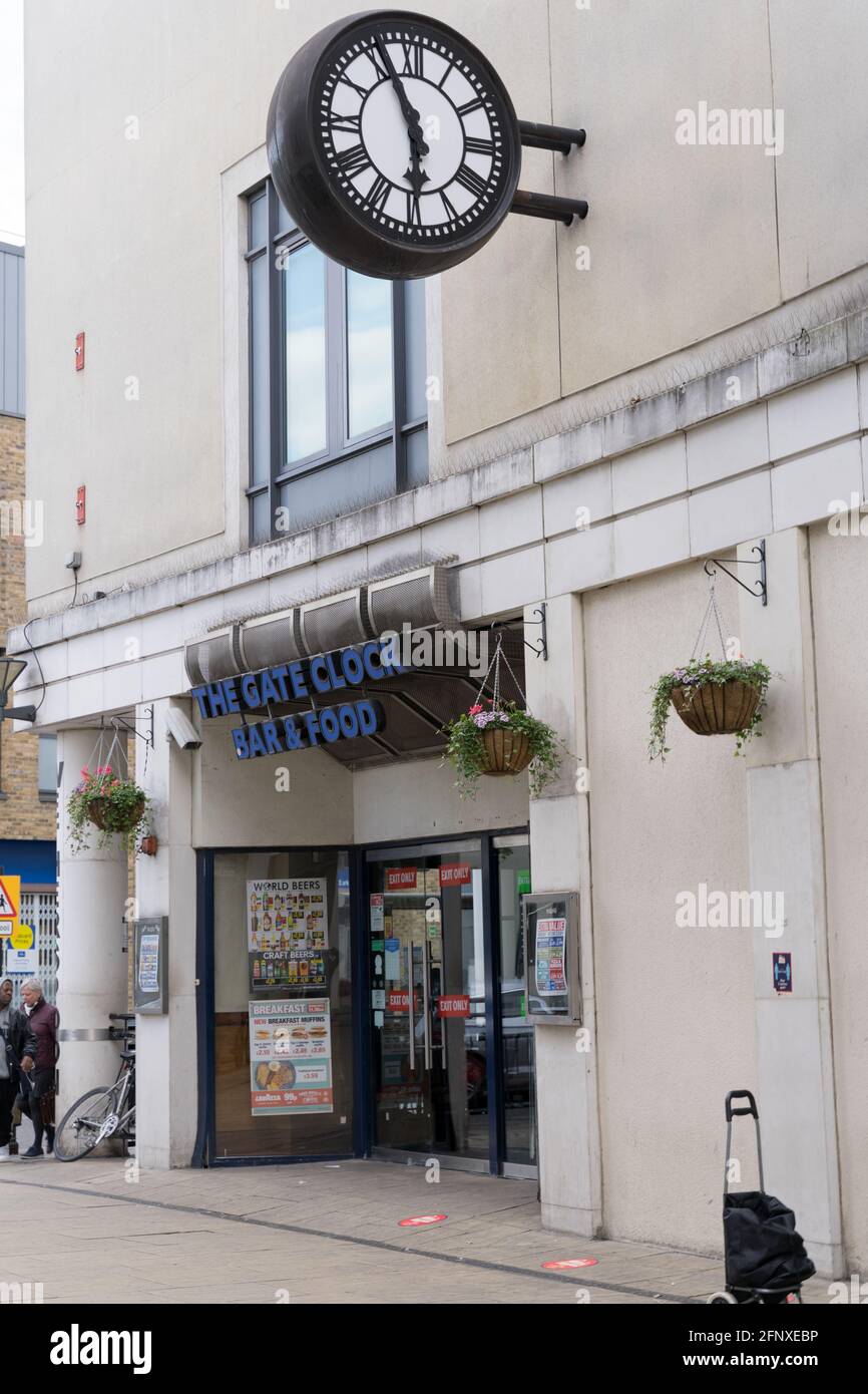 L'horloge sur le mur de Gate Clock Bar & Food wetherspoon, Greenwich, Londres Banque D'Images