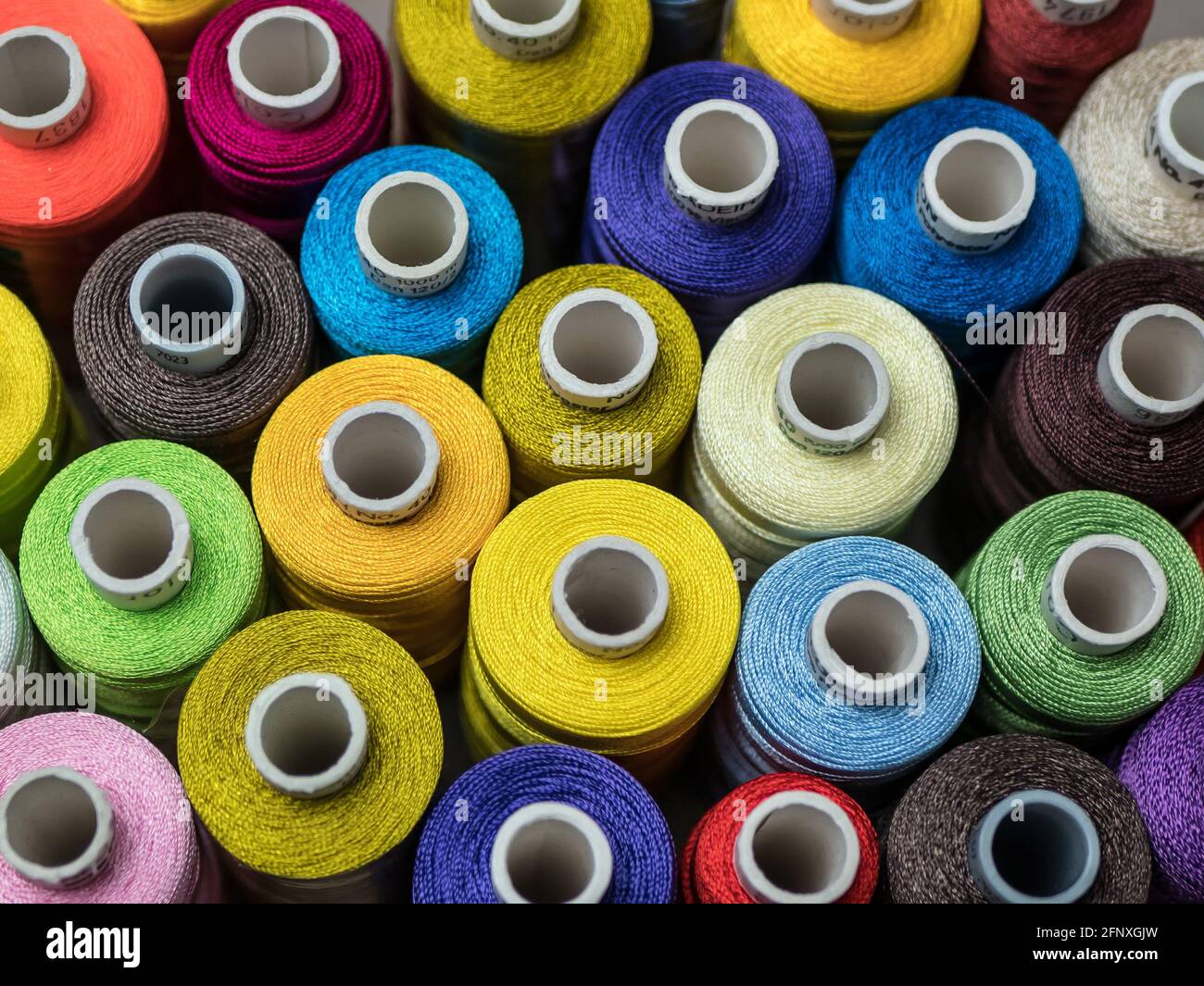 Fils multicolores, lignes de bobines pour machine à coudre et broderie Banque D'Images