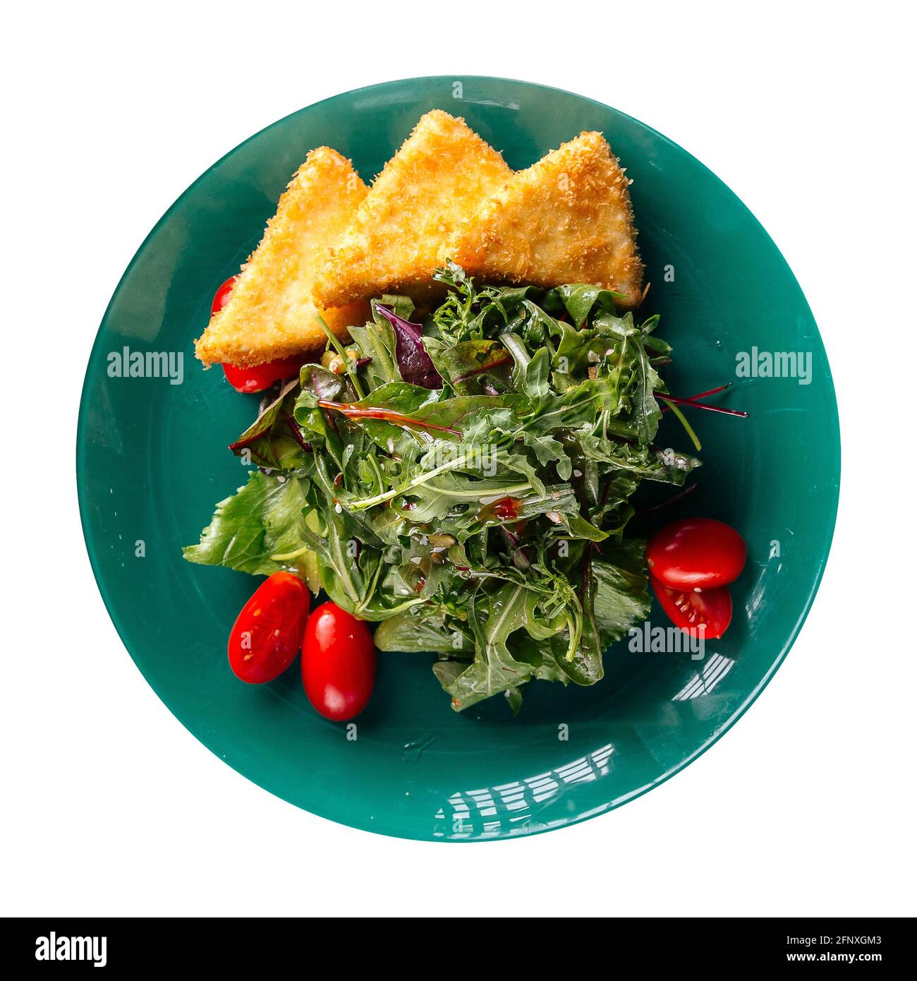 Assiette isolée de mozzarella frite et de légumes verts Banque D'Images