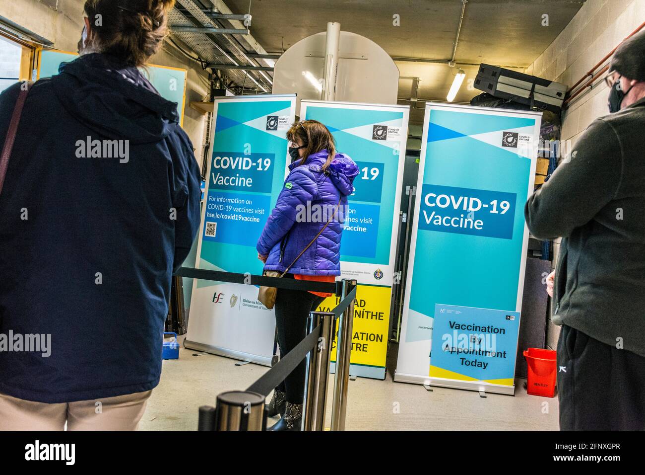 Letterkenny, Comté de Donegal, Irlande. 19 mai 2021. Les personnes font la queue pour être vaccinées contre le Covid, coronavirus, virus Covid-19 dans un centre de vaccination situé à l'Institut de technologie de Letterkenny (CVC). Les gens reçoivent le vaccin Moderna. Banque D'Images