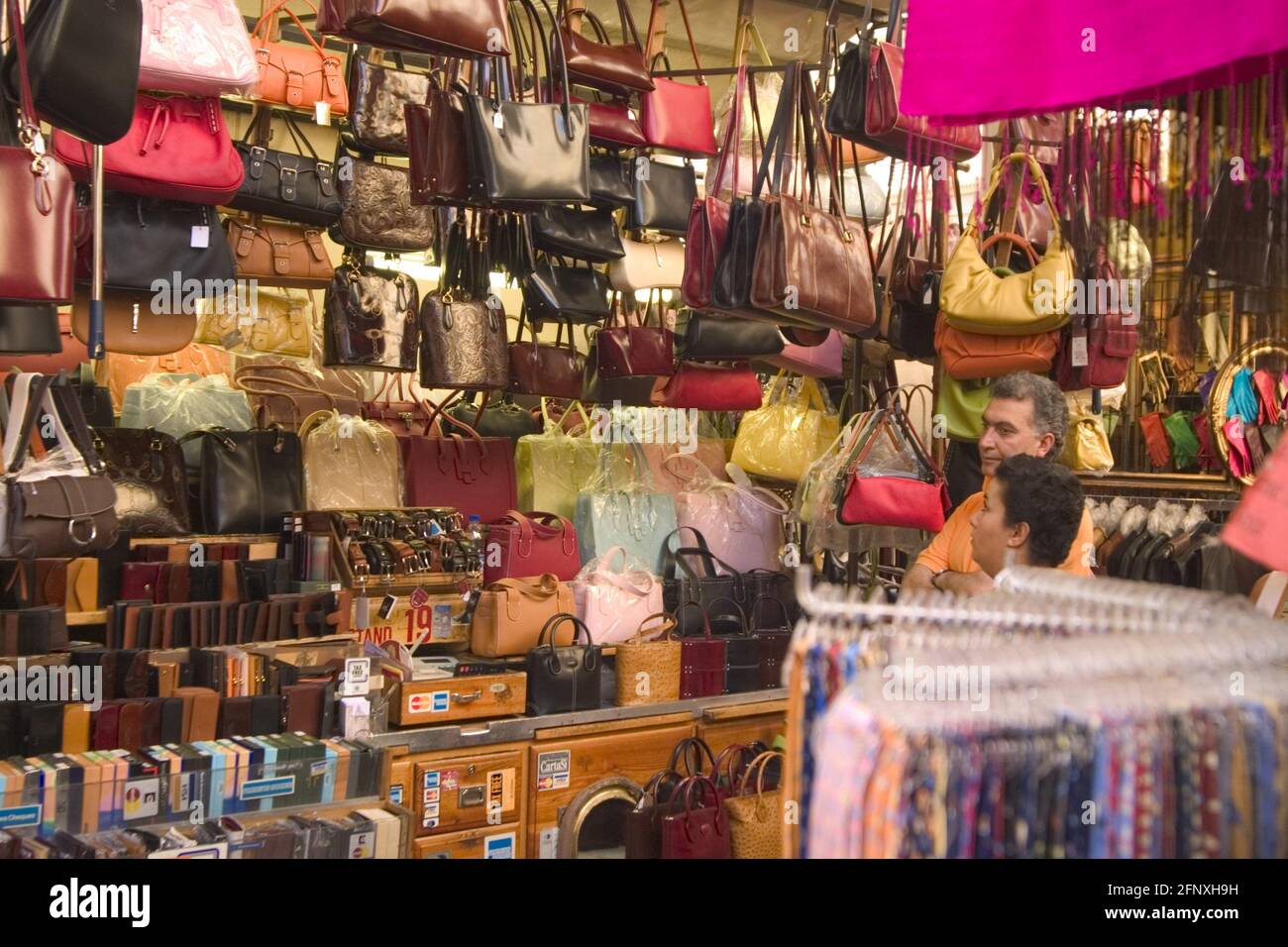 Stand de marché avec sacs à main, Italie, Toscane, Florence Photo Stock -  Alamy