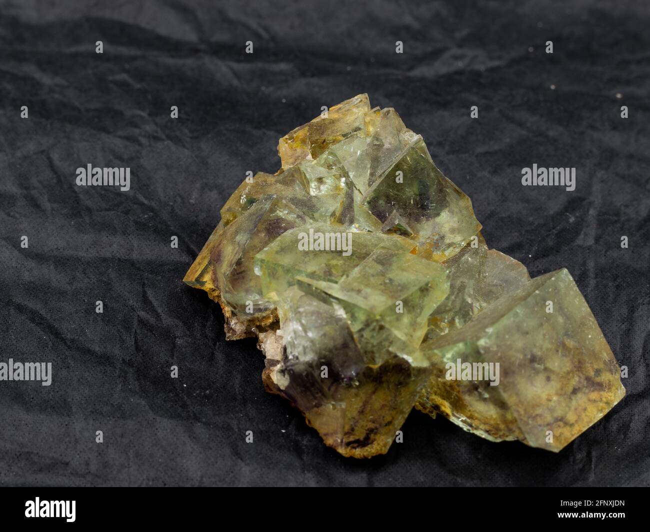 échantillon de minerai de fluorite sur fond noir Banque D'Images