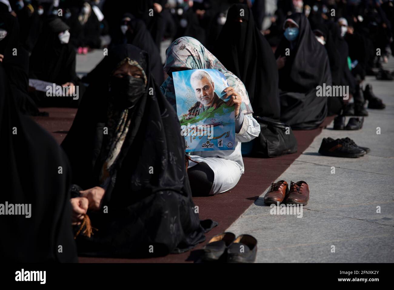 Téhéran, Iran. 19 mai 2021. Une iranienne tient un portrait de l'ancien corps des Gardiens de la révolution islamique (IRGC), le général Qasem Soleimani, qui a été tué lors d'une attaque par drone américain à l'aéroport de Bagdad, au cours d'une réunion de protestation pour condamner l'attaque de missiles israéliens contre Gaza et le meurtre d'enfants, À l'est de Téhéran. (Photo de Sobhan Farajvan/Pacific Press) crédit: Pacific Press Media production Corp./Alay Live News Banque D'Images