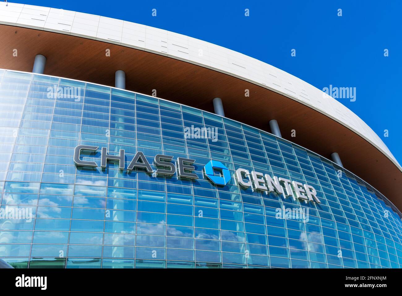 Logo Chase Center sur la façade en verre de l'arène et du stade intérieurs. JPMorgan Chase Bank et la société financière avaient acheté les droits de dénomination Banque D'Images