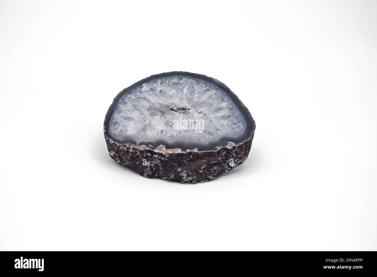 Cluster de cristaux en druse de géode d'améthyste sur fond blanc. Spécimen minéral de pierre précieuse naturelle, vue latérale isolée en studio. Banque D'Images
